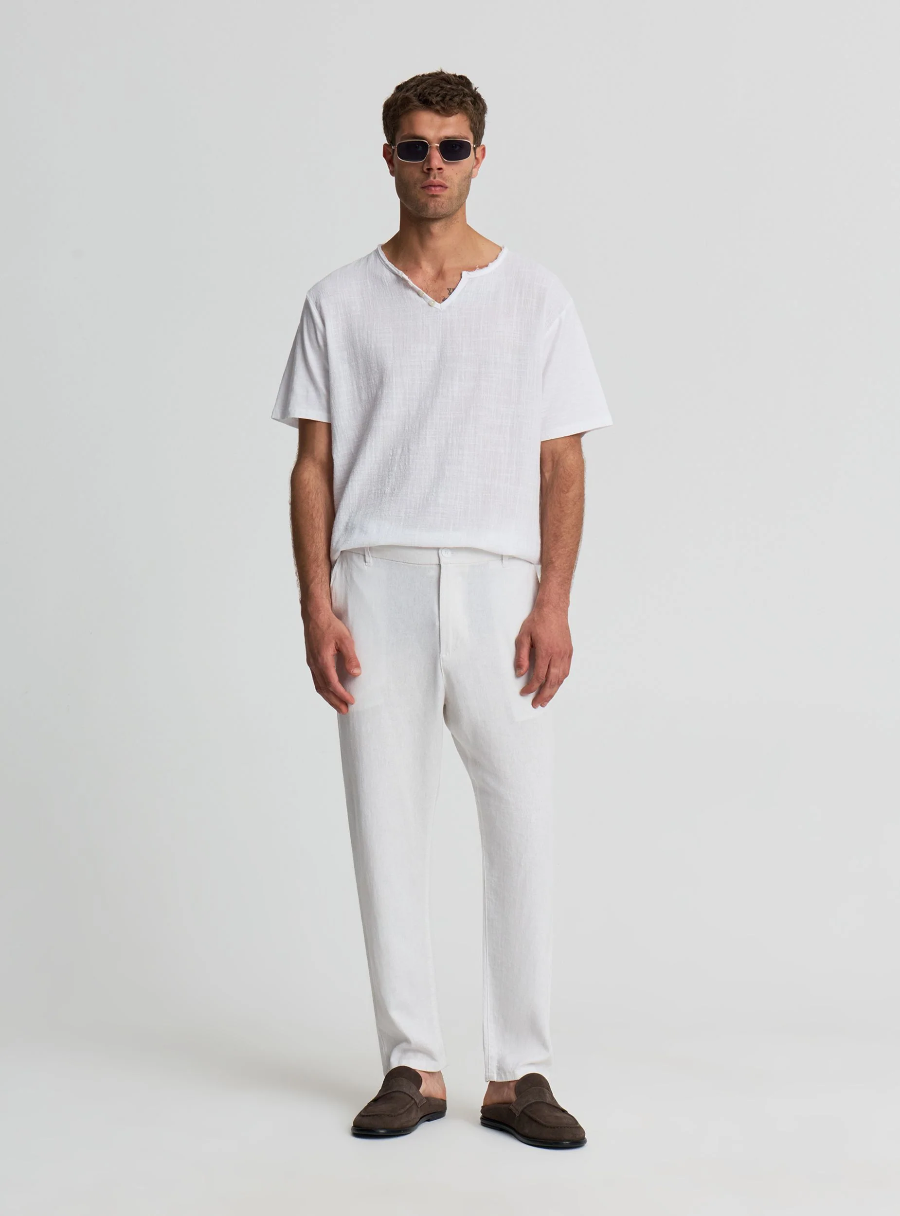 Pantaloni chinos a tinta unita con elastico in vita