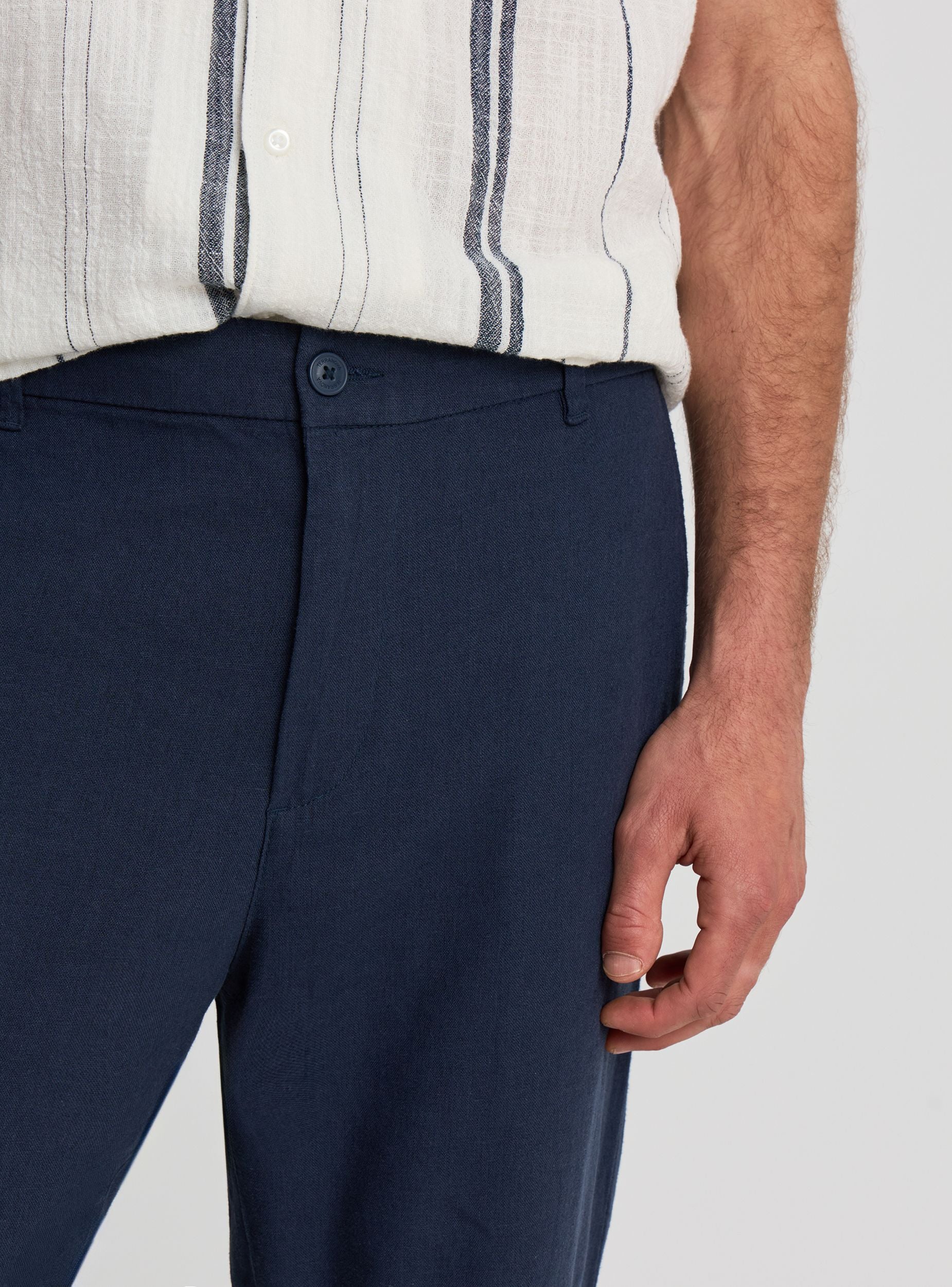 Pantaloni chinos a tinta unita con elastico in vita - Image 4