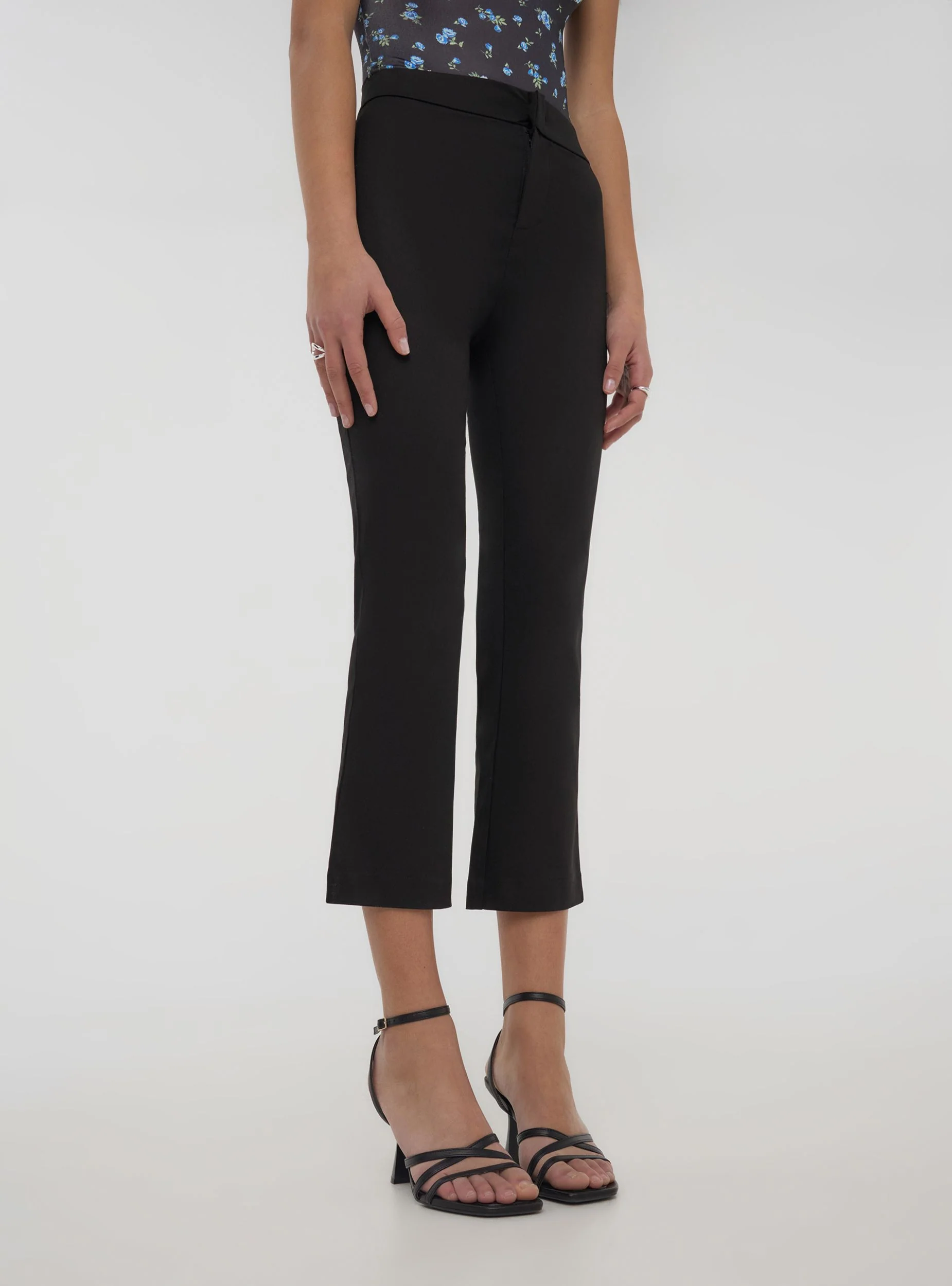 Pantaloni flare crop tinta unita