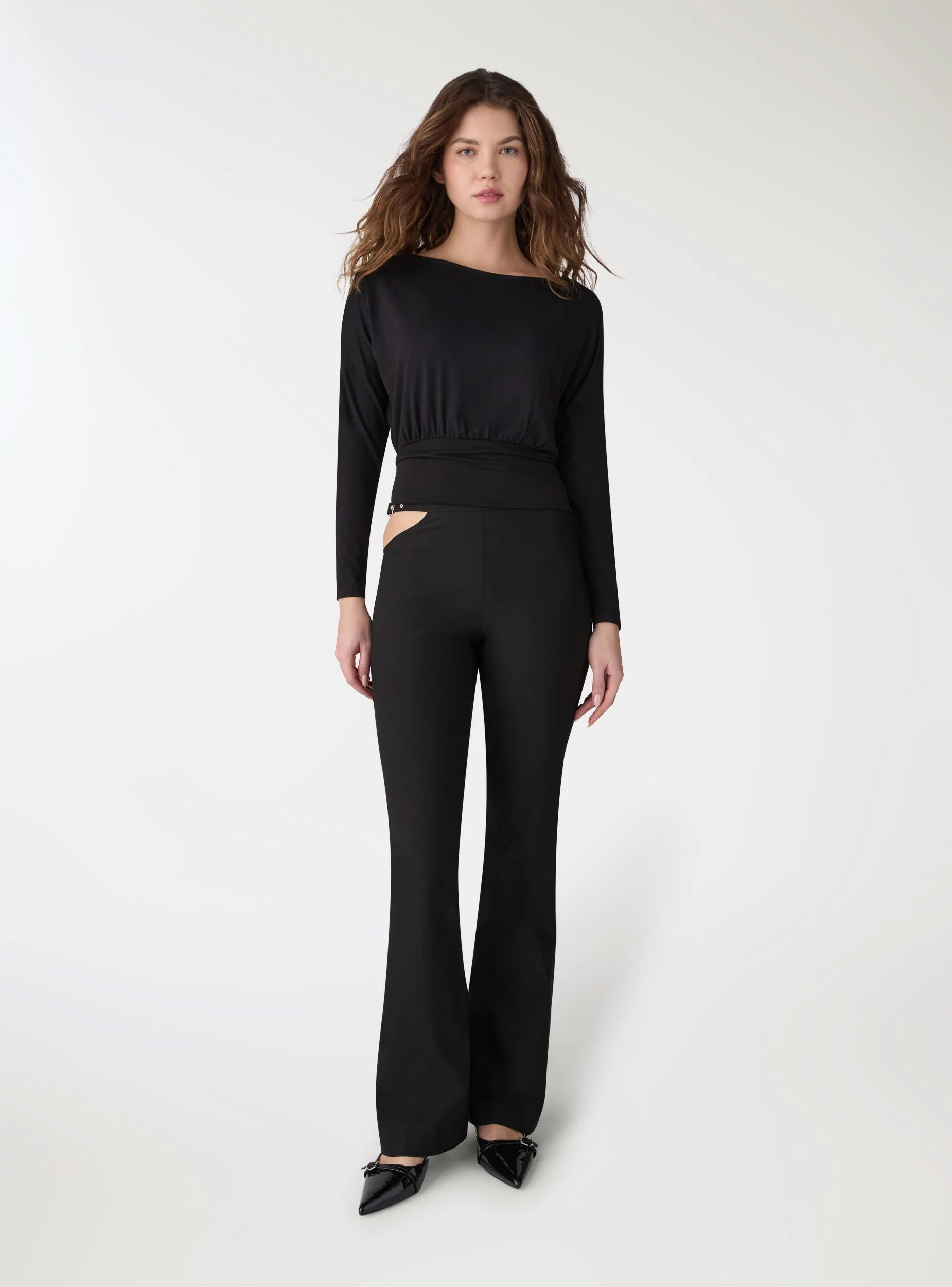 Pantaloni flare vita bassa con dettaglio cut-out