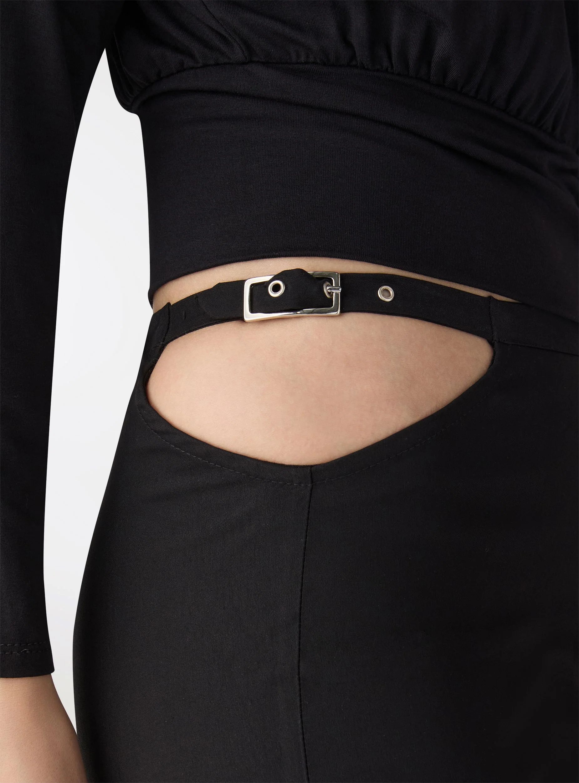 Pantaloni flare vita bassa con dettaglio cut-out - Image 4