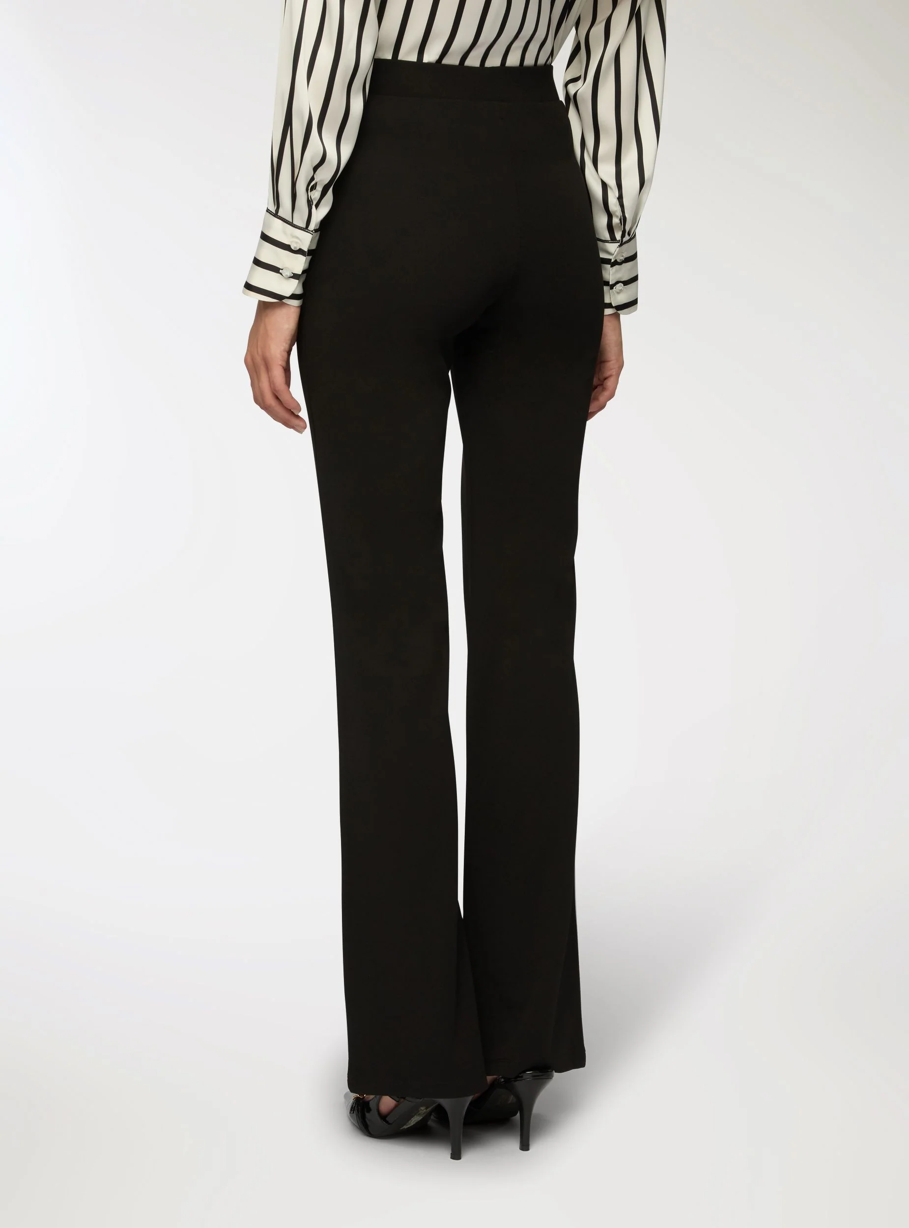 Pantaloni flared a tinta unita