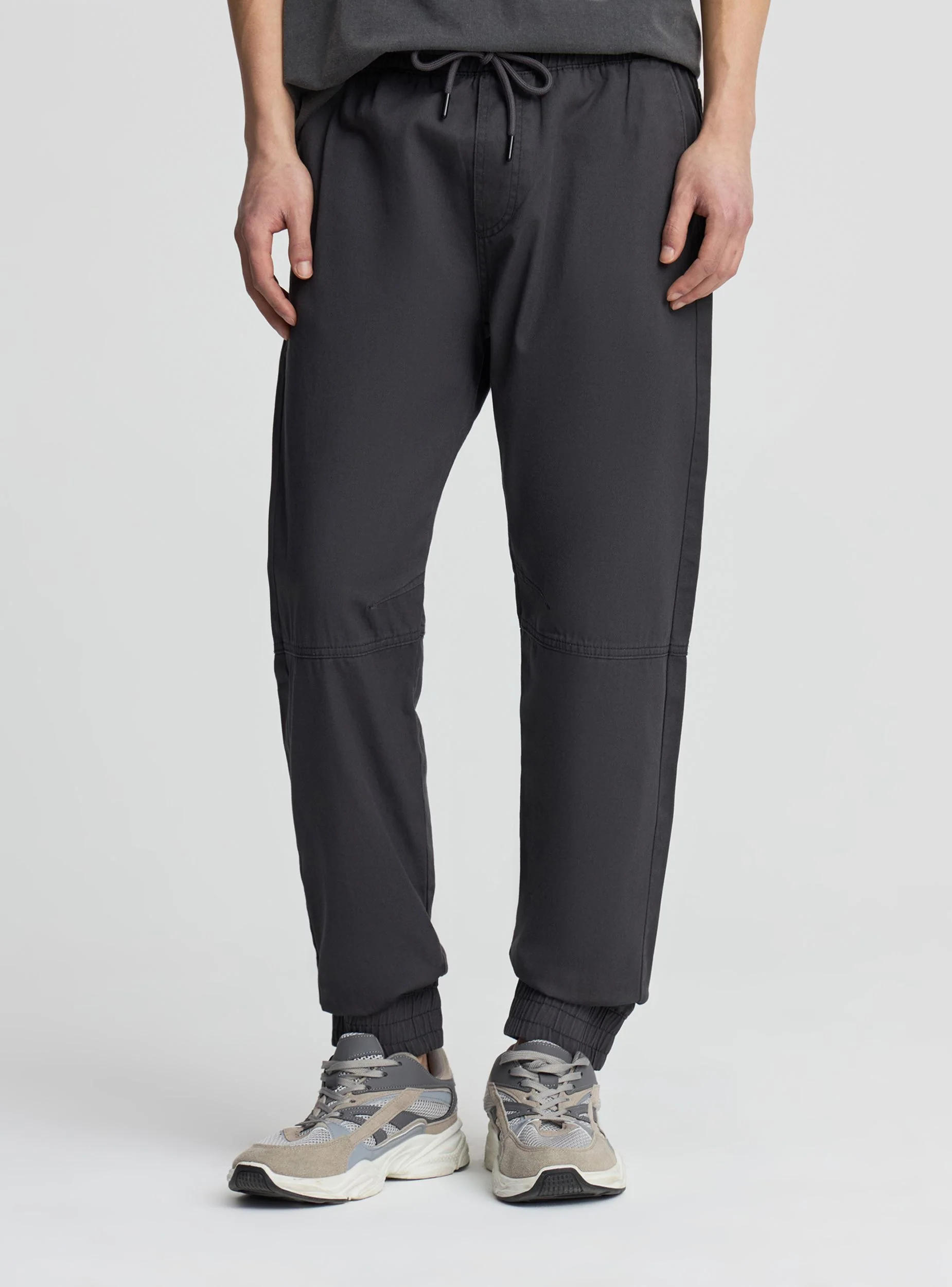 Pantaloni jogger a tinta unita con coulisse