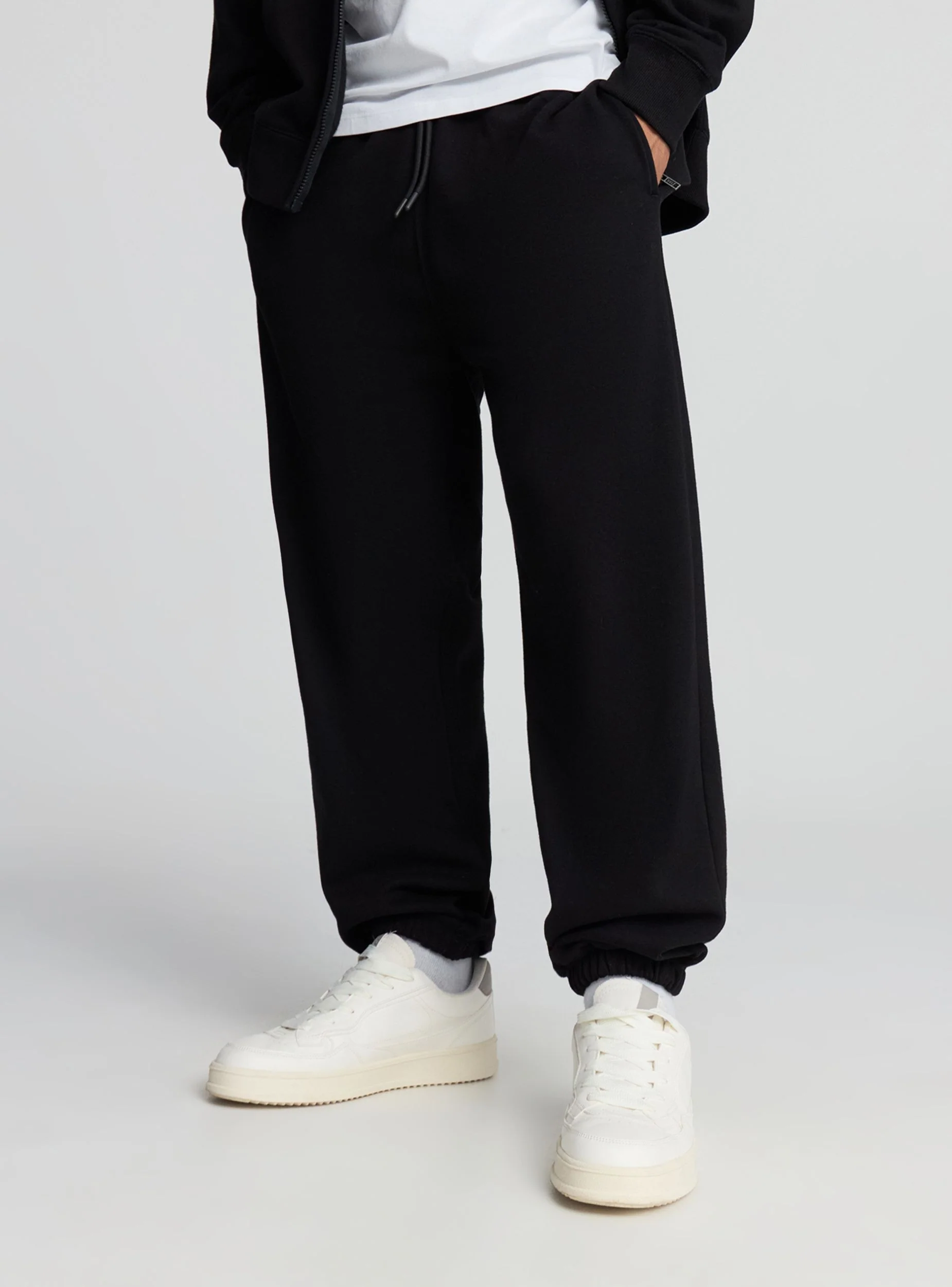 Pantaloni jogger con coulisse - Image 2