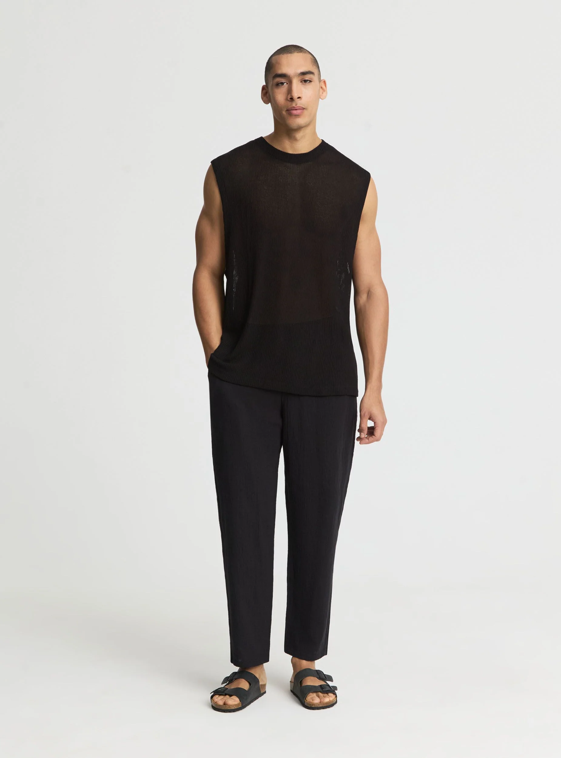 Pantaloni relaxed goffrati a tinta unita con elastico in vita