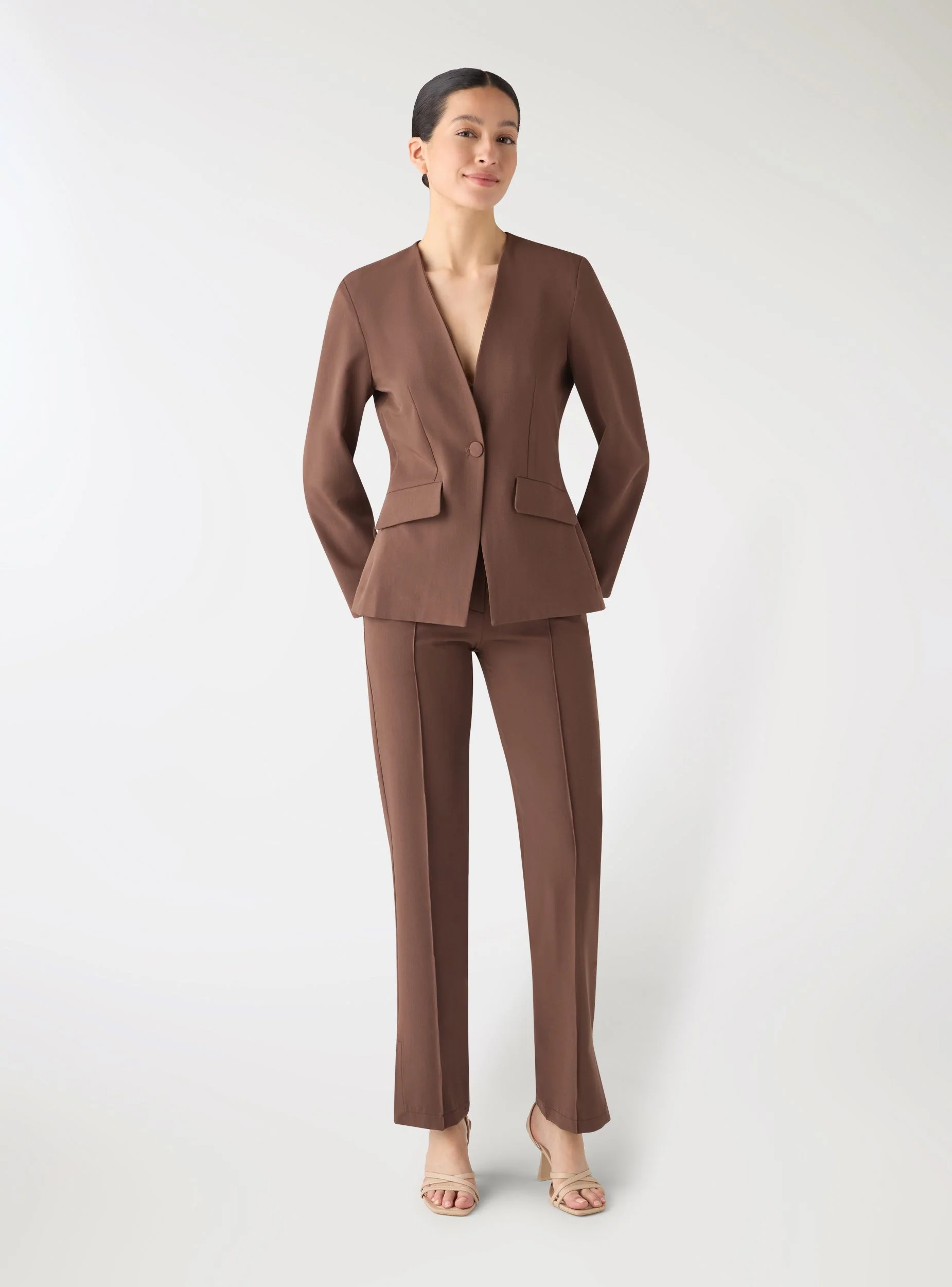 Pantaloni straight con pinces e spacchi