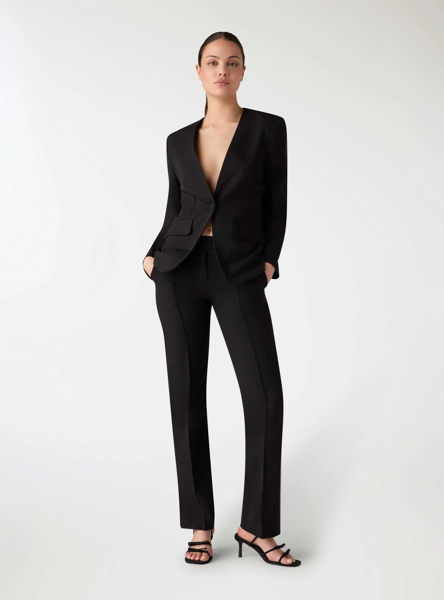 Pantaloni straight con pinces e spacchi