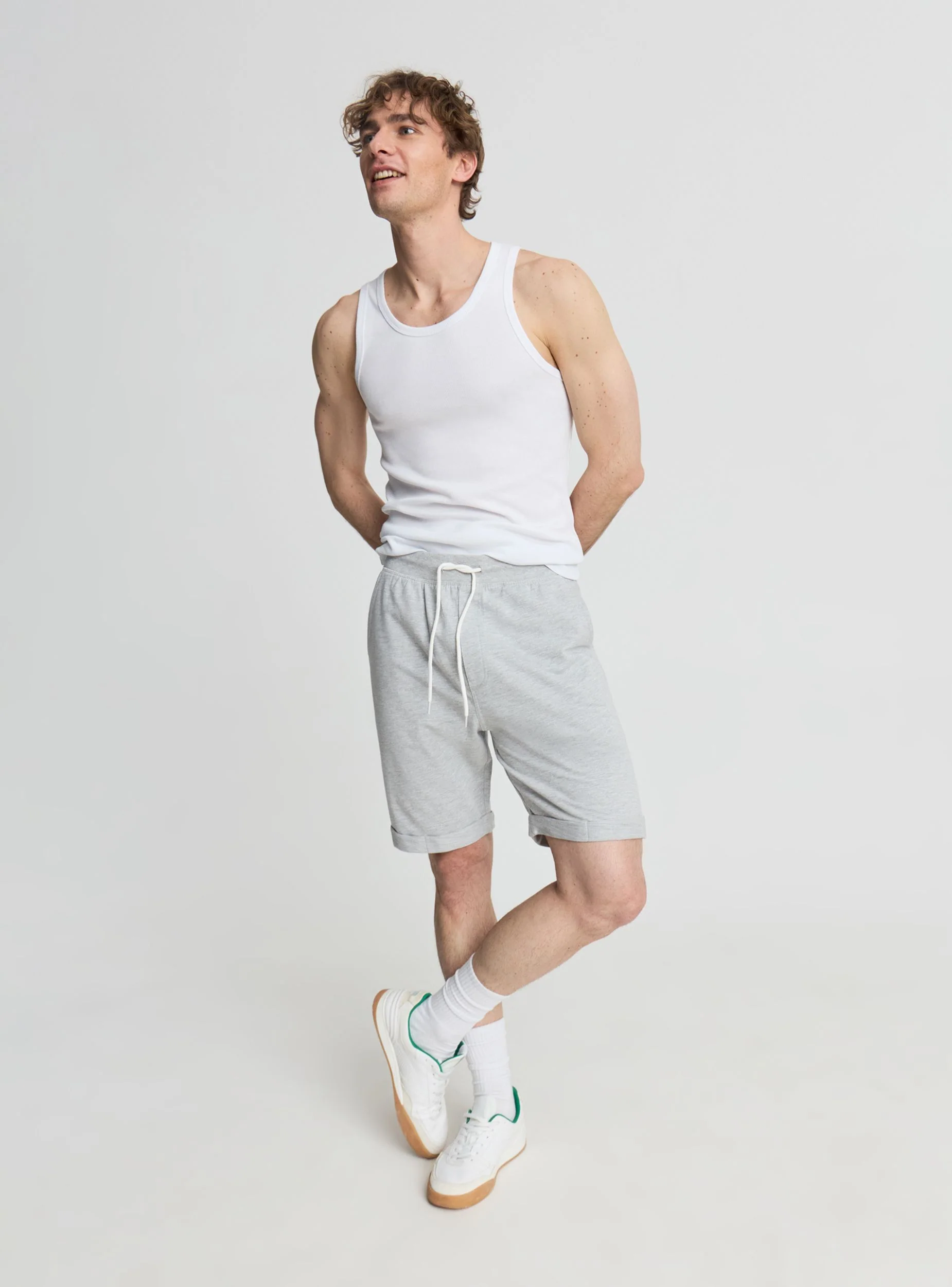 Pantaloni tuta chino corti