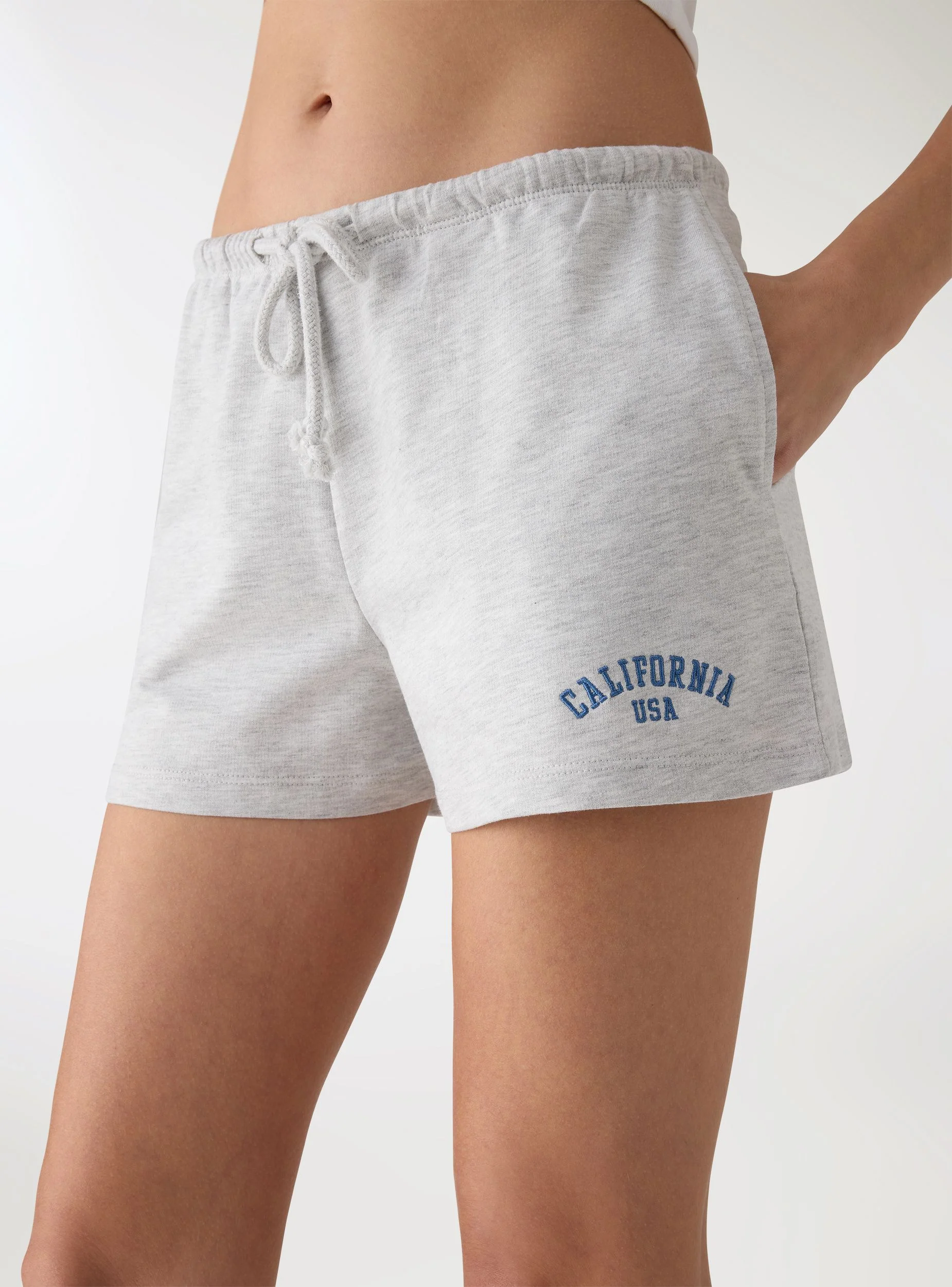 Pantaloni tuta corti con ricamo college - Image 4