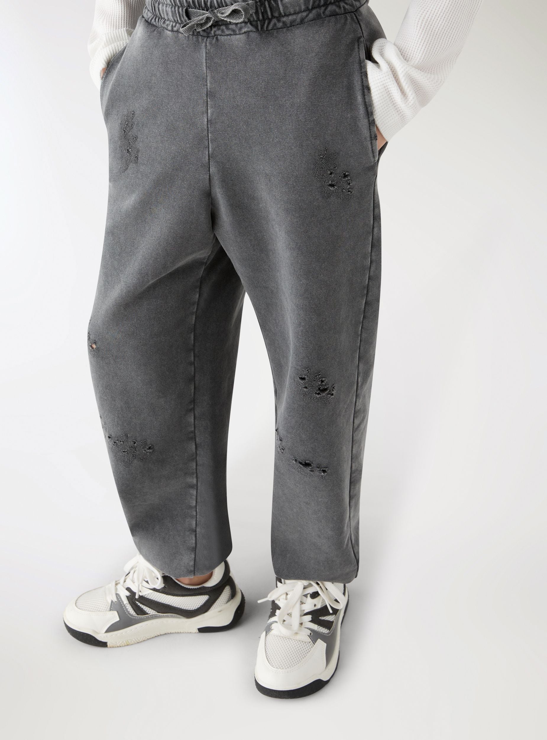 Pantaloni tuta jogger con strappi - Image 4