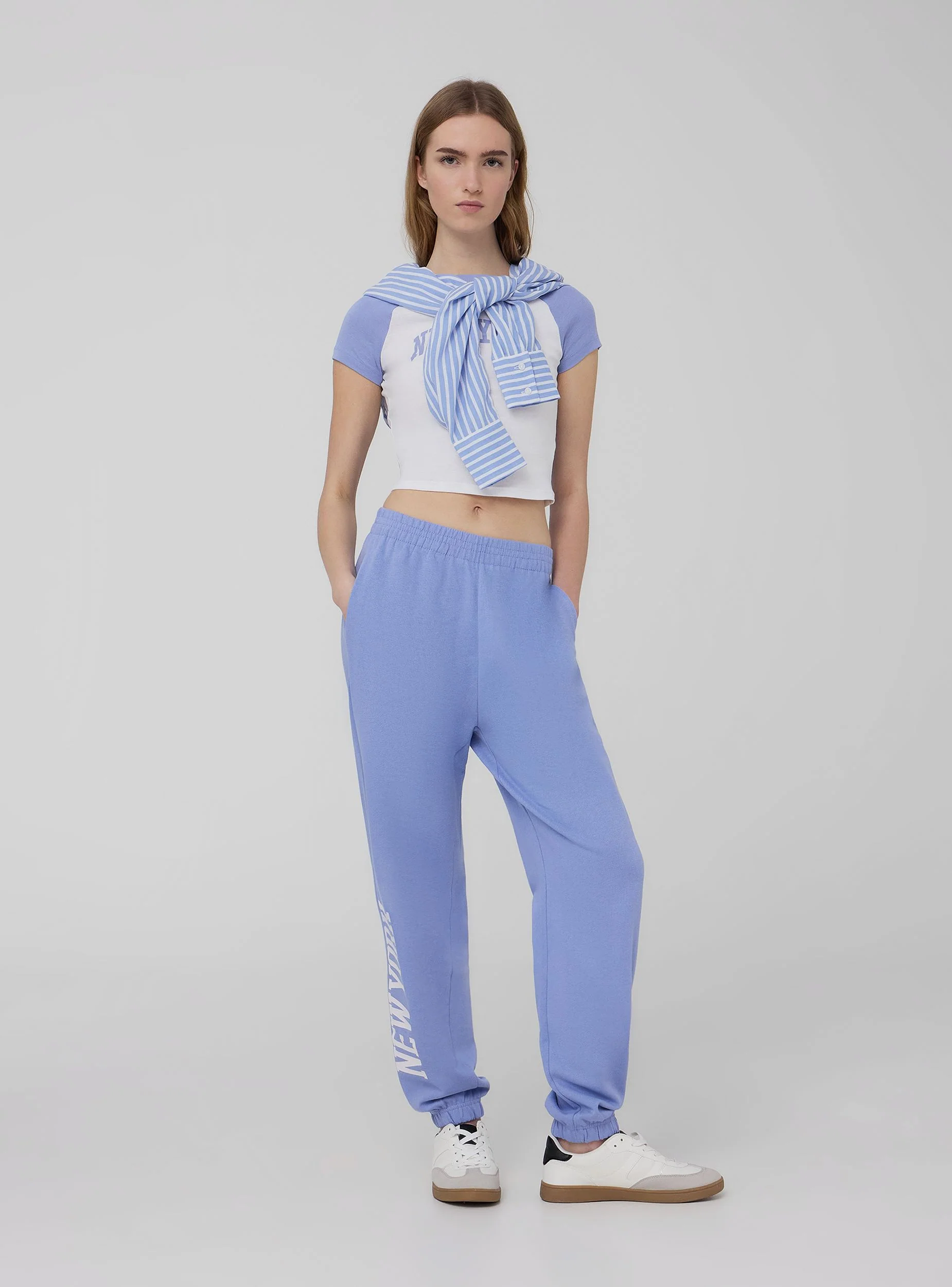 Pantaloni tuta leggeri a vita alta con scritta - Image 2
