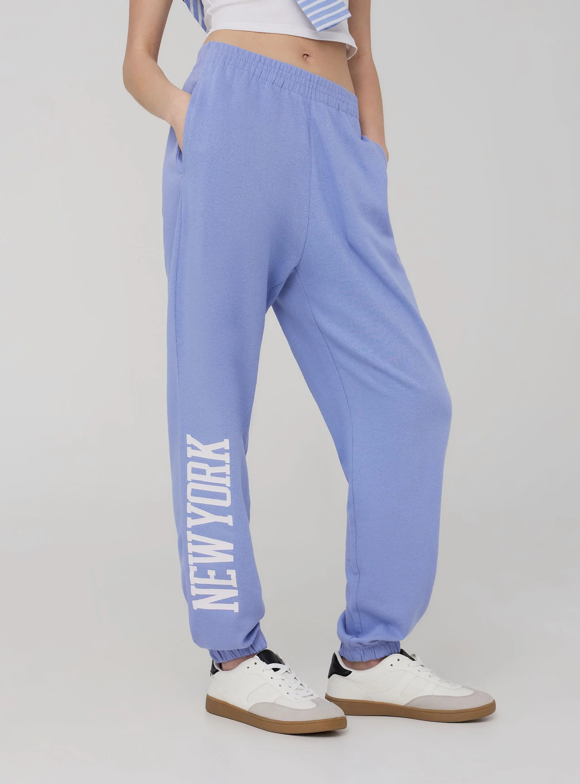 Pantaloni tuta leggeri a vita alta con scritta - Image 3