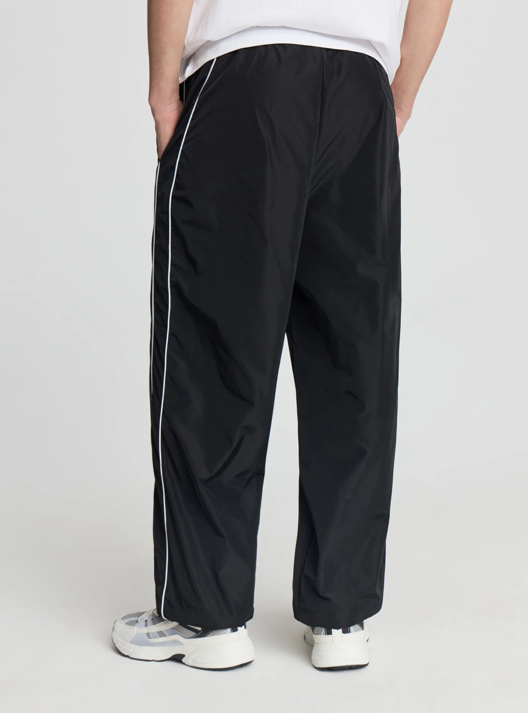 Pantaloni tuta lunghi con piping - Image 2