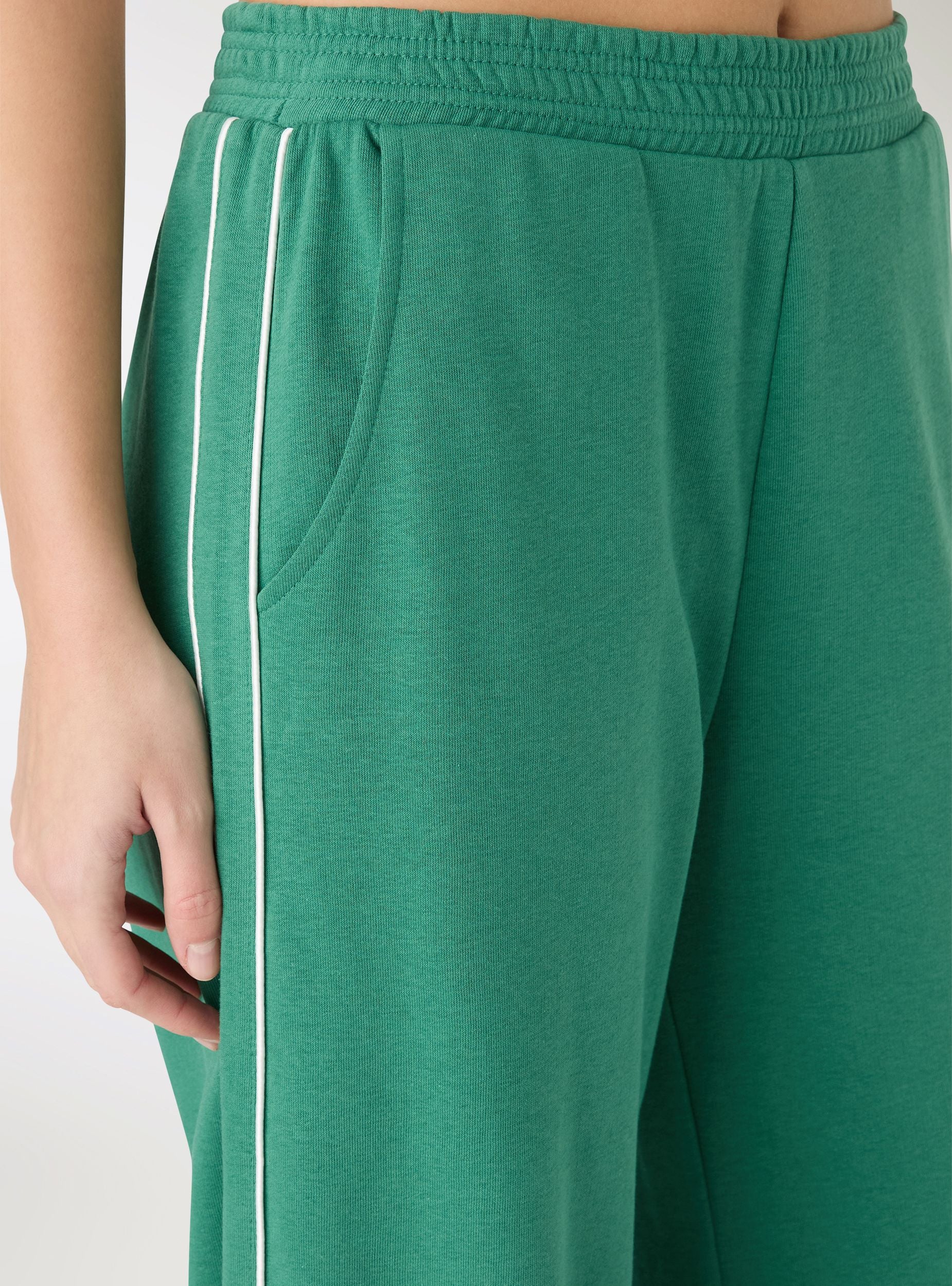 Pantaloni tuta wide leg con bande laterali - Image 2