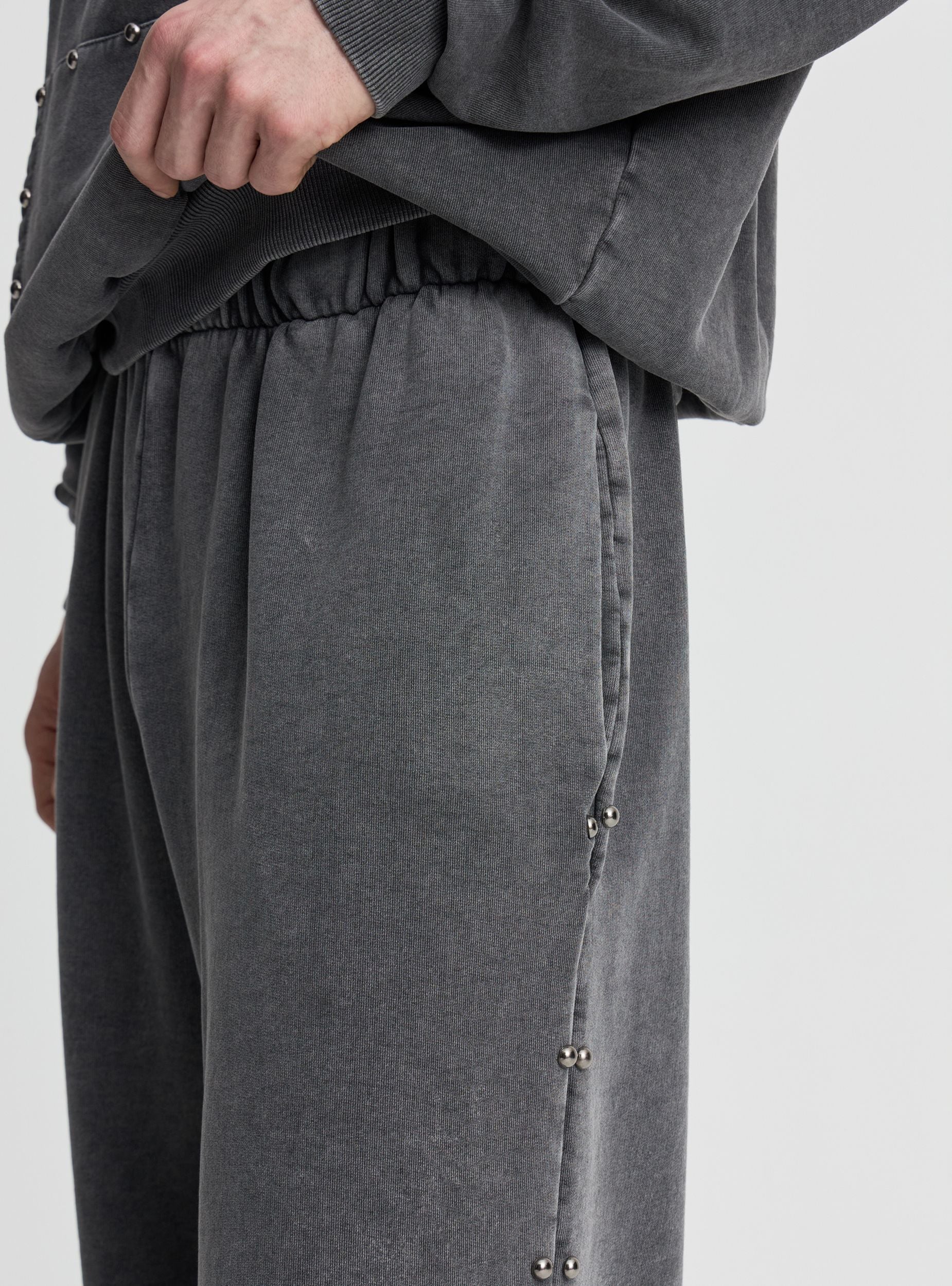 Pantaloni tuta wide leg con borchie laterali - Image 4