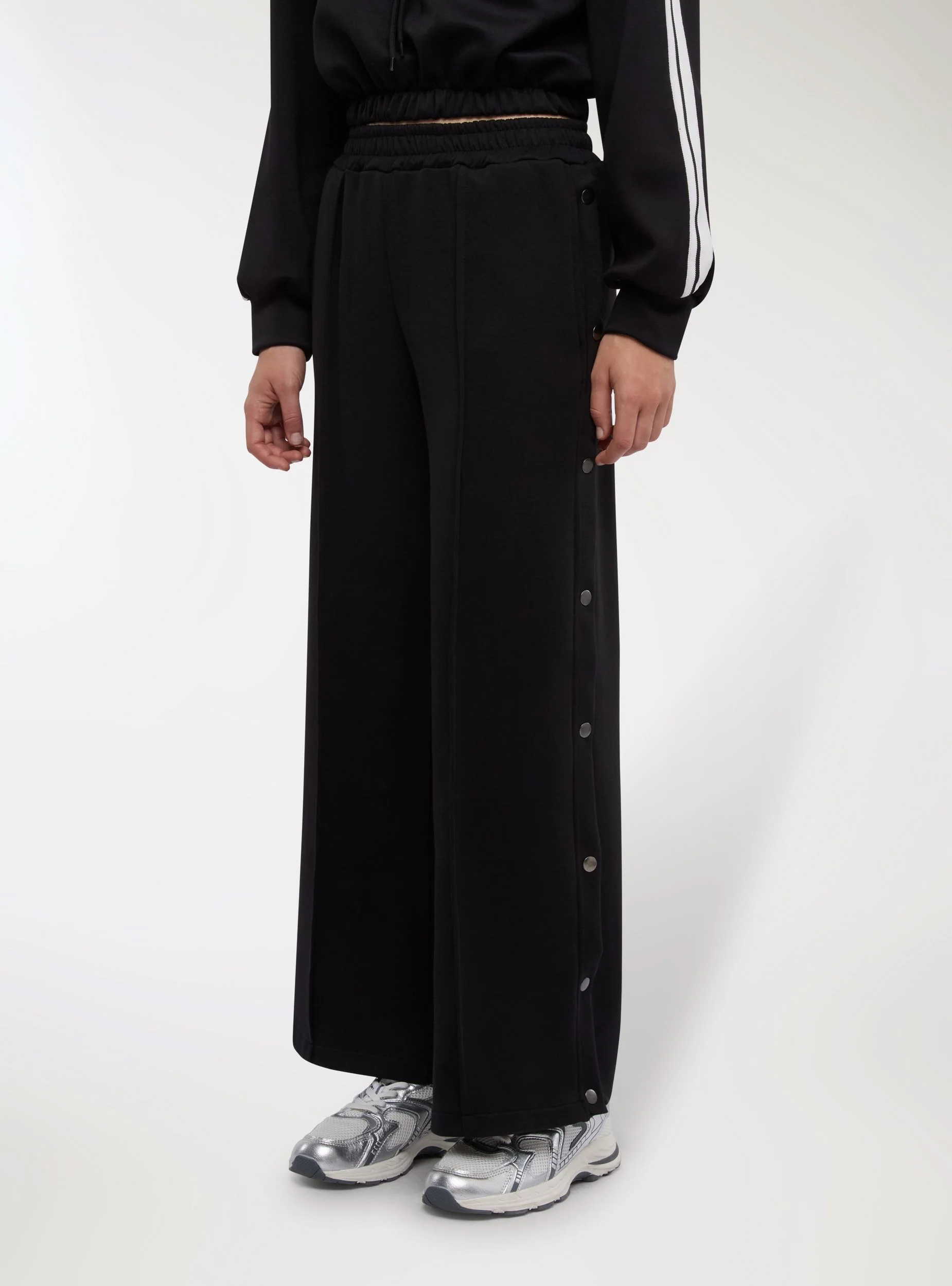 Pantaloni tuta wide leg con bottoni laterali