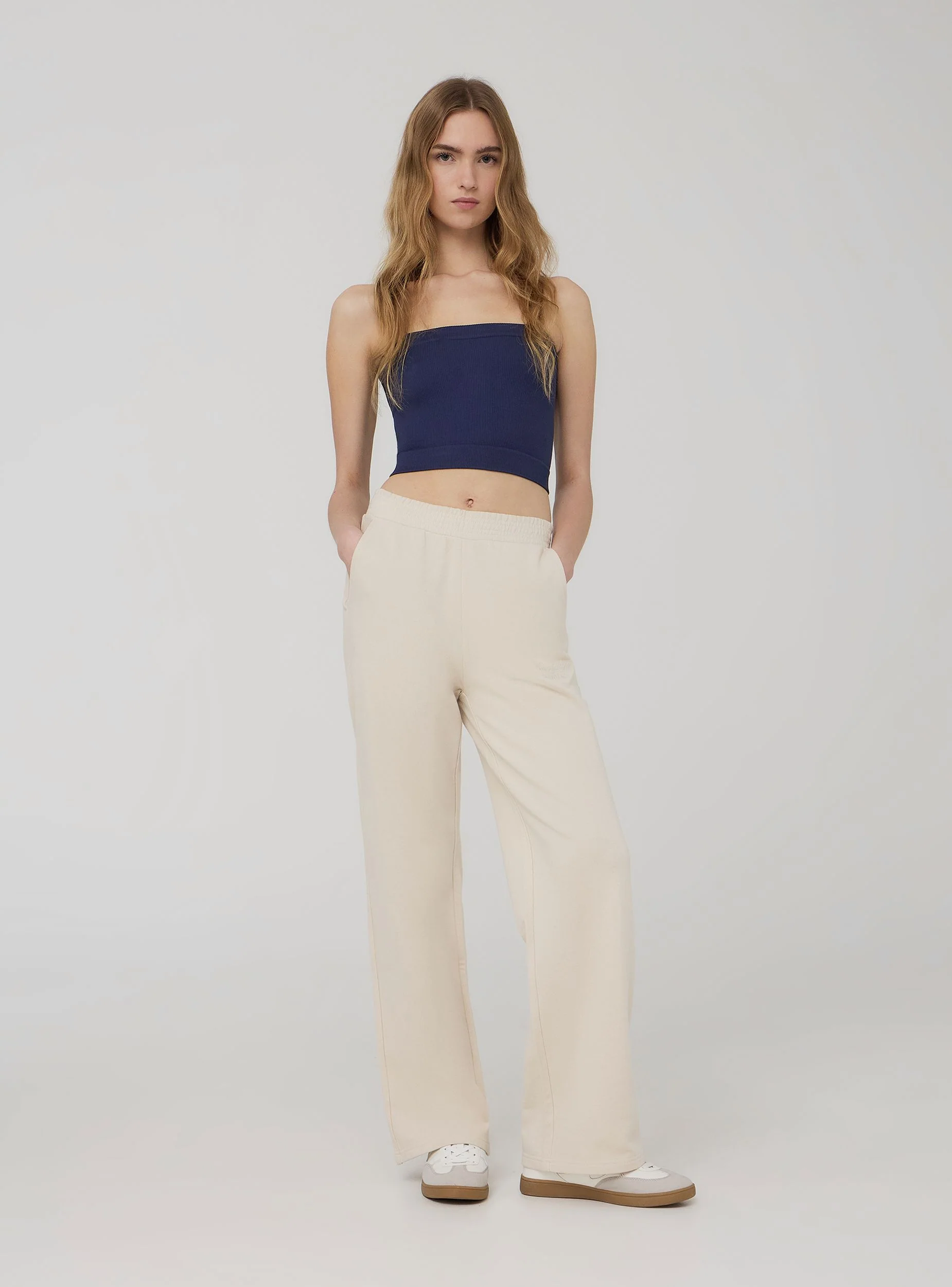 Pantaloni tuta wide leg con ricamo college