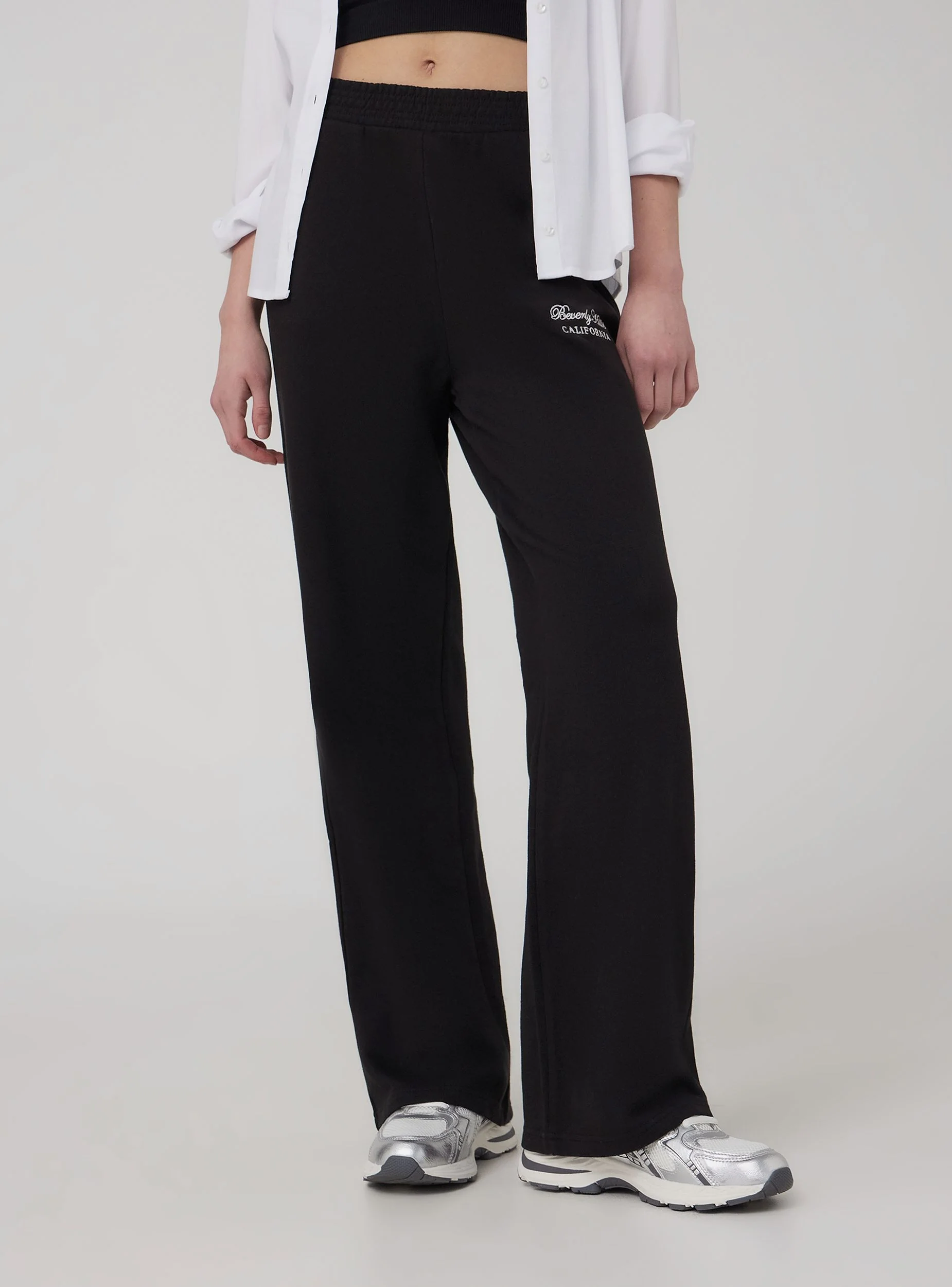 Pantaloni tuta wide leg con ricamo college