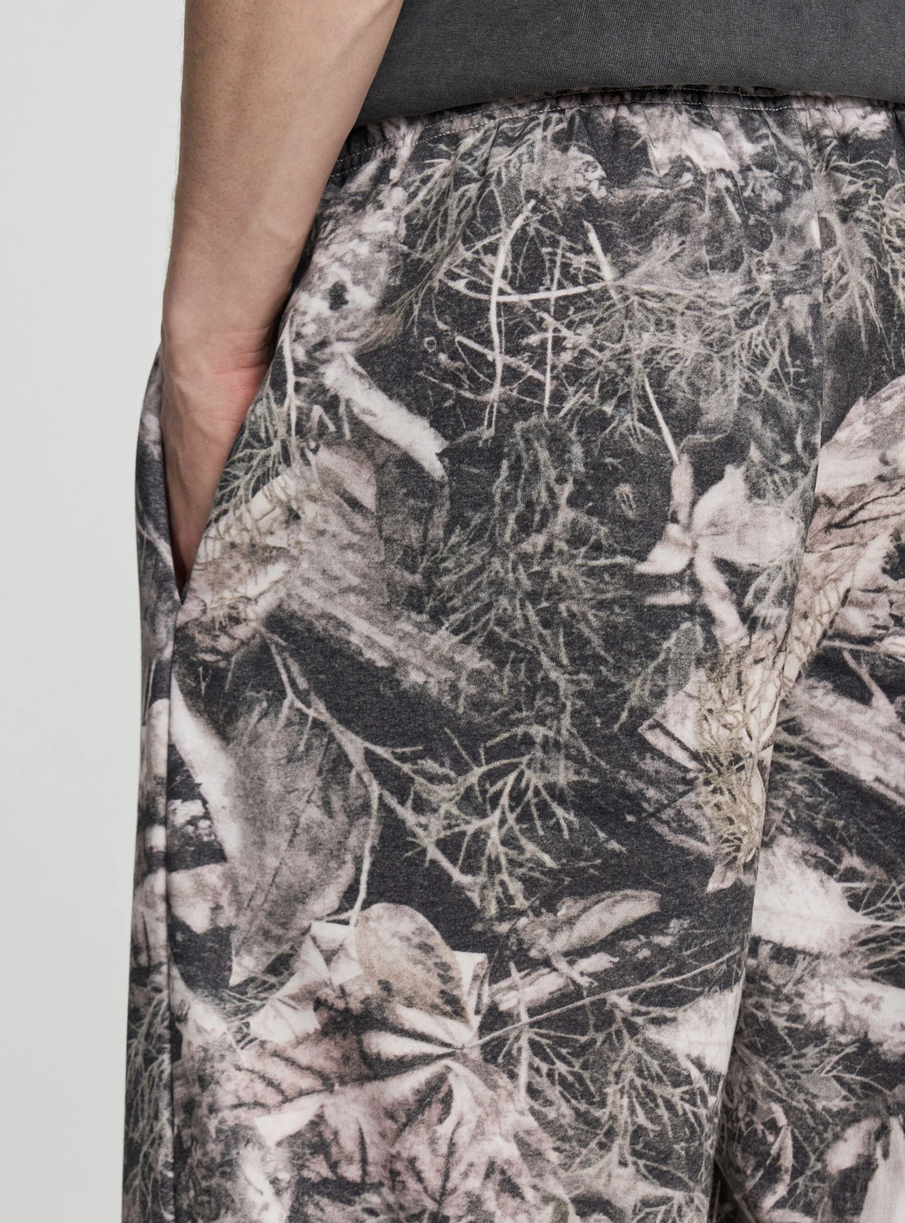 Pantaloni tuta wide leg con stampa fogliame - Image 4