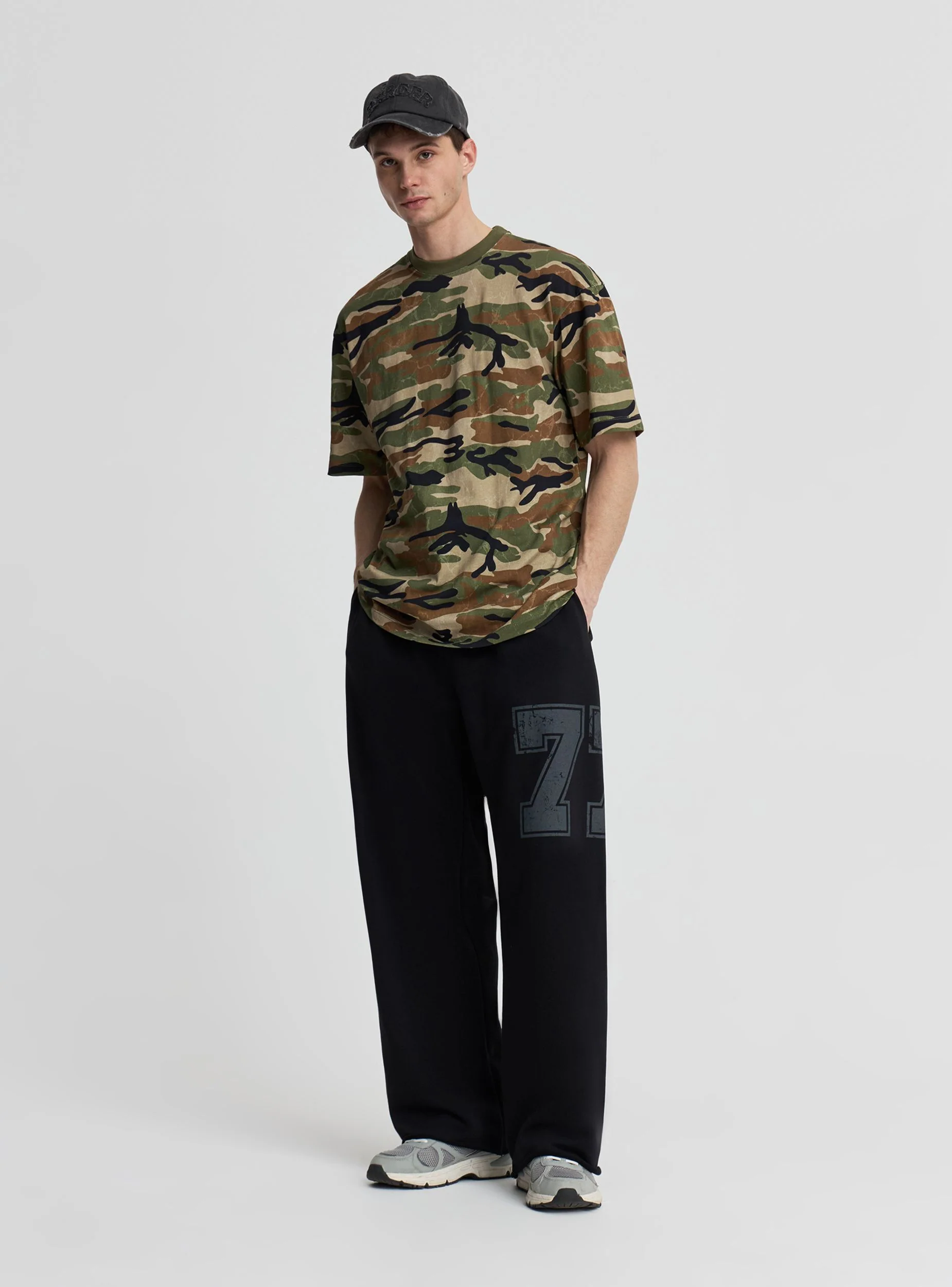 Pantaloni tuta wide leg con stampa numerica