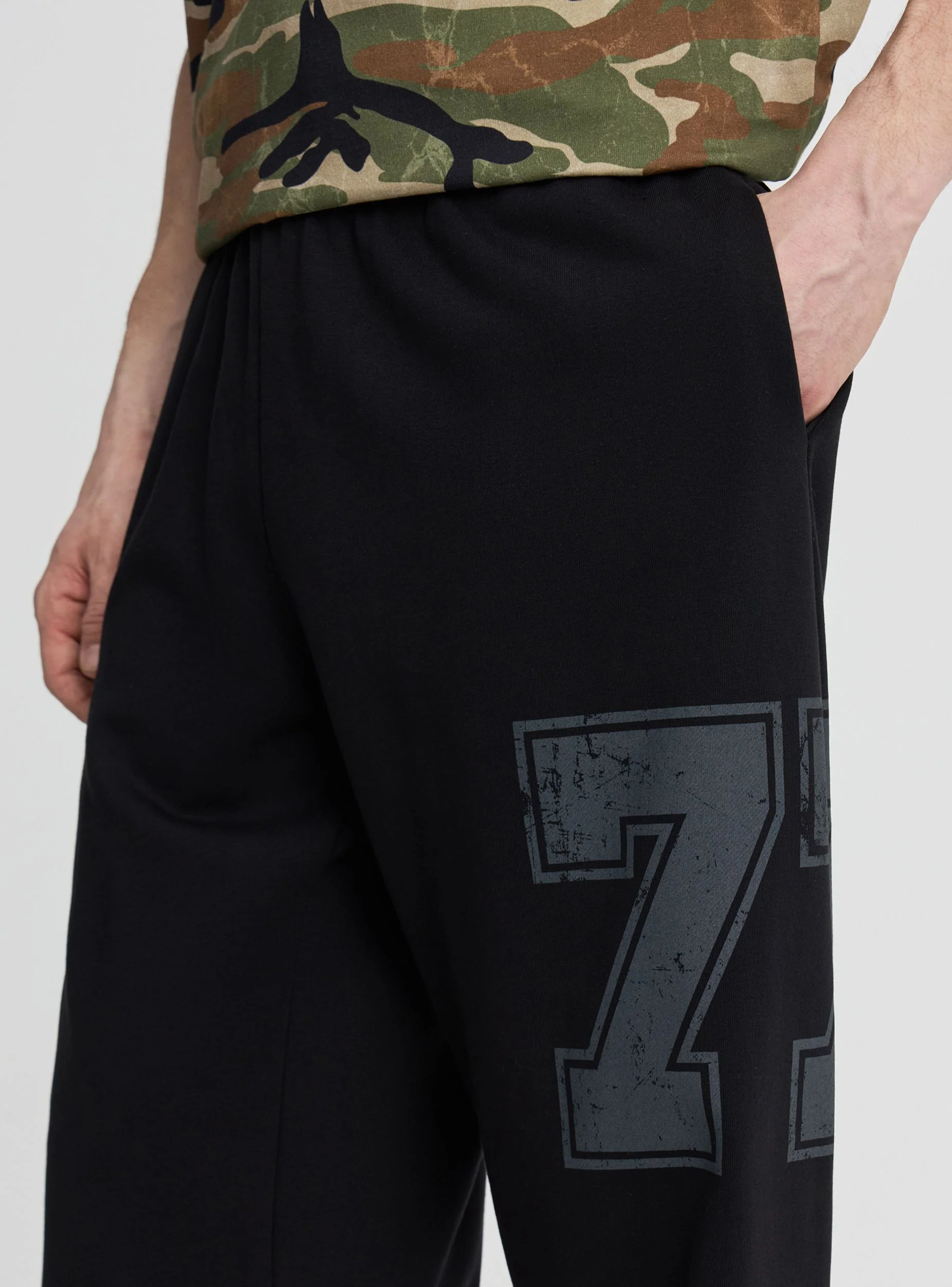 Pantaloni tuta wide leg con stampa numerica - Image 4
