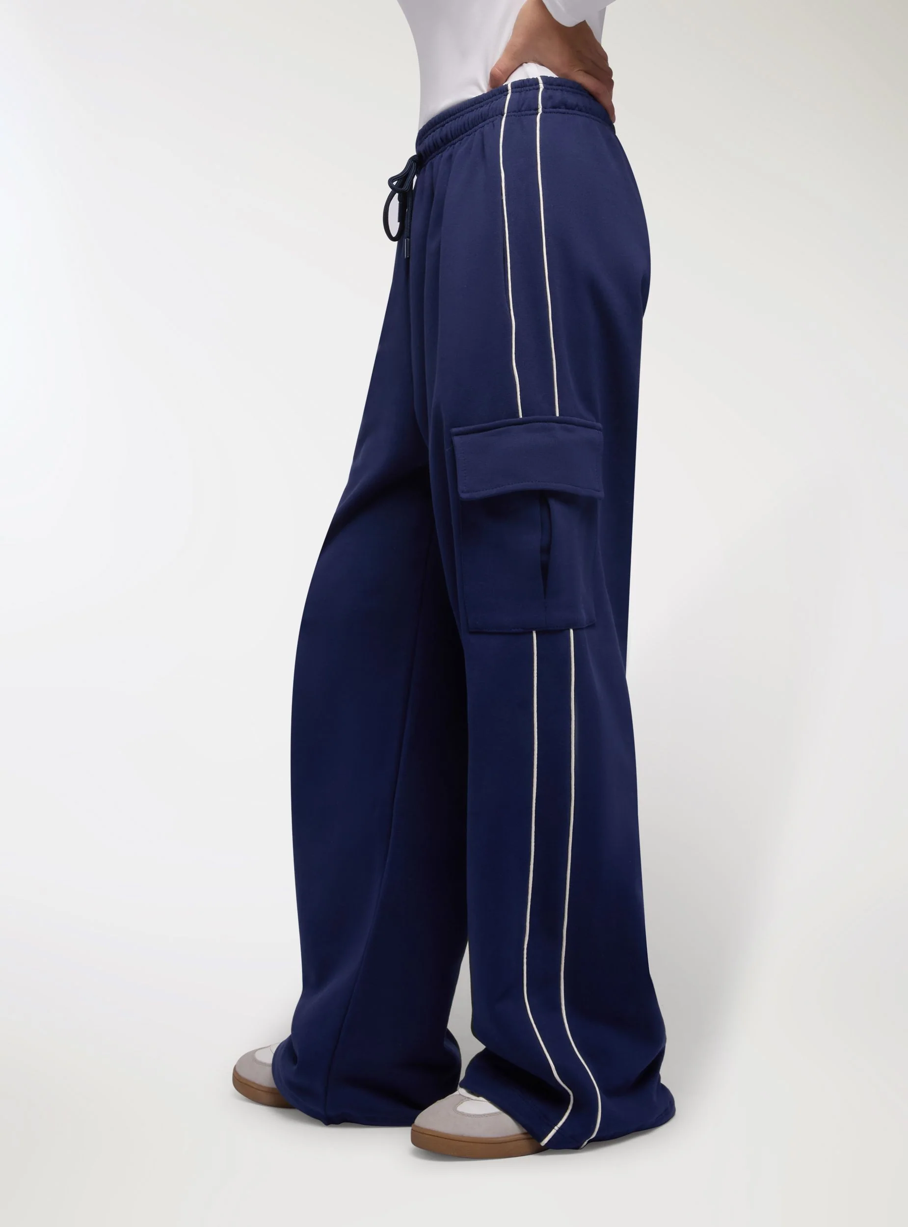 Pantaloni tuta wide leg con tasche cargo