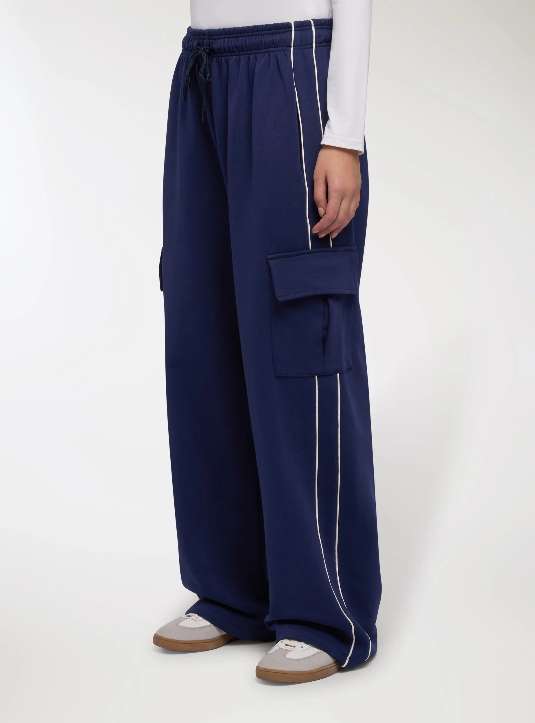 Pantaloni tuta wide leg con tasche cargo - Image 2