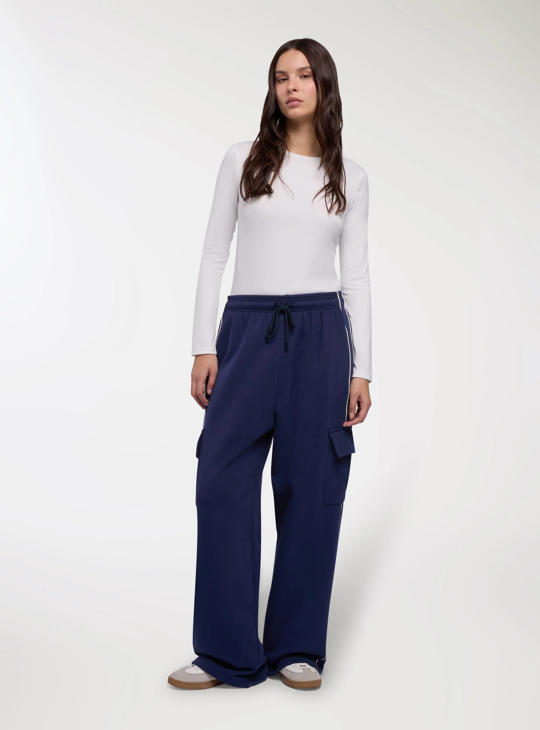 Pantaloni tuta wide leg con tasche cargo - Image 3