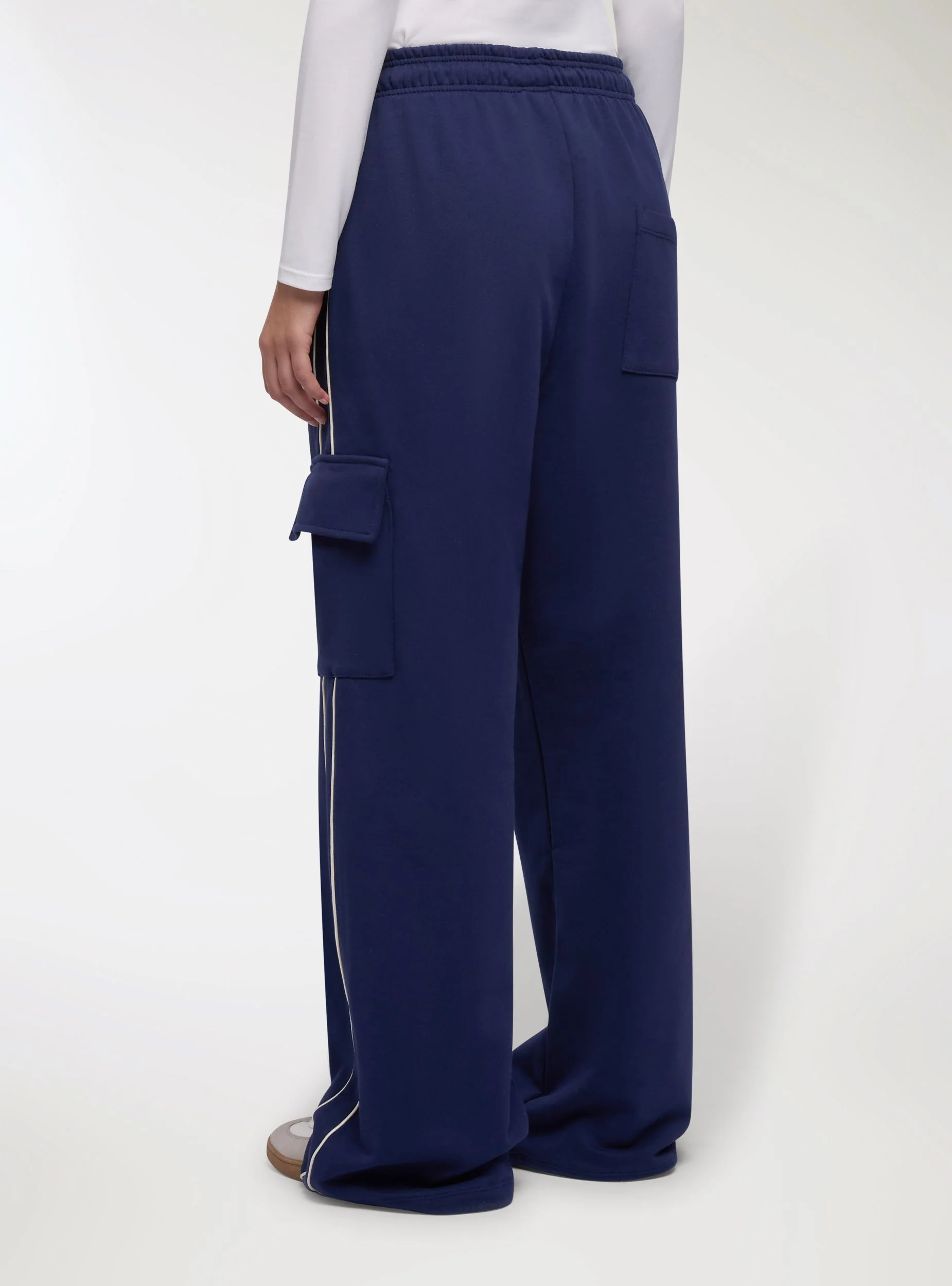 Pantaloni tuta wide leg con tasche cargo - Image 4