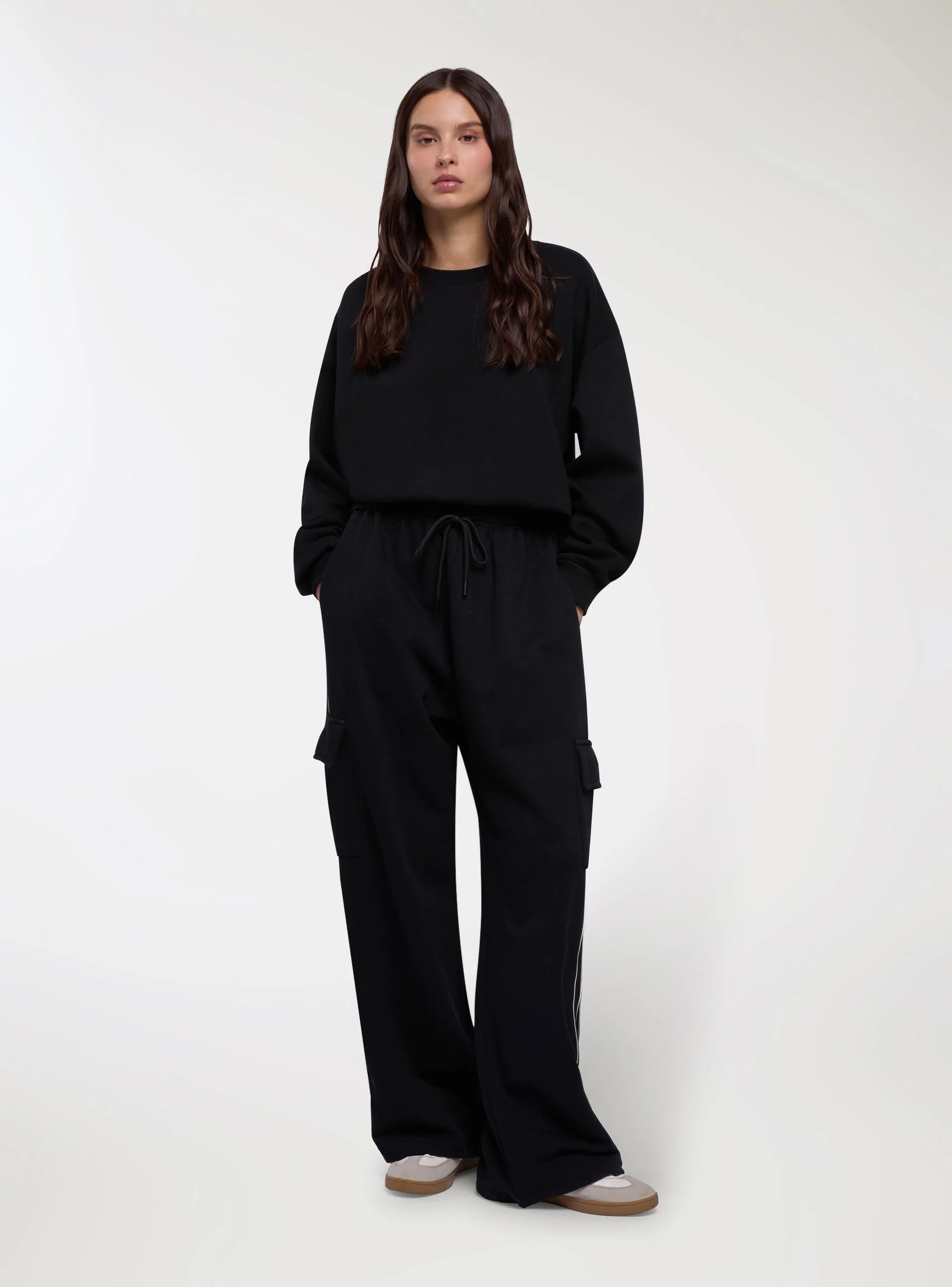 Pantaloni tuta wide leg con tasche cargo - Image 2