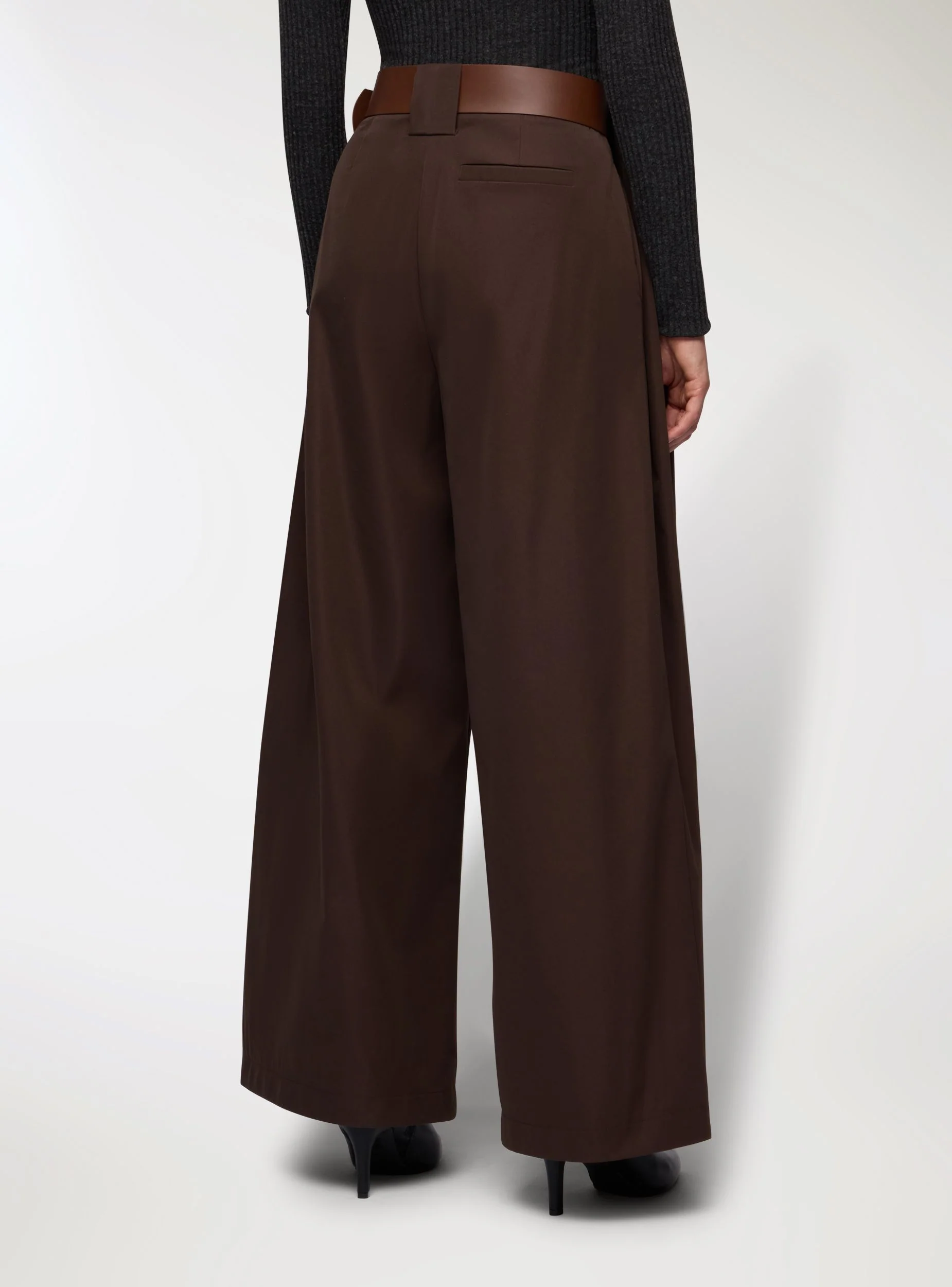 Pantaloni wide leg con cintura