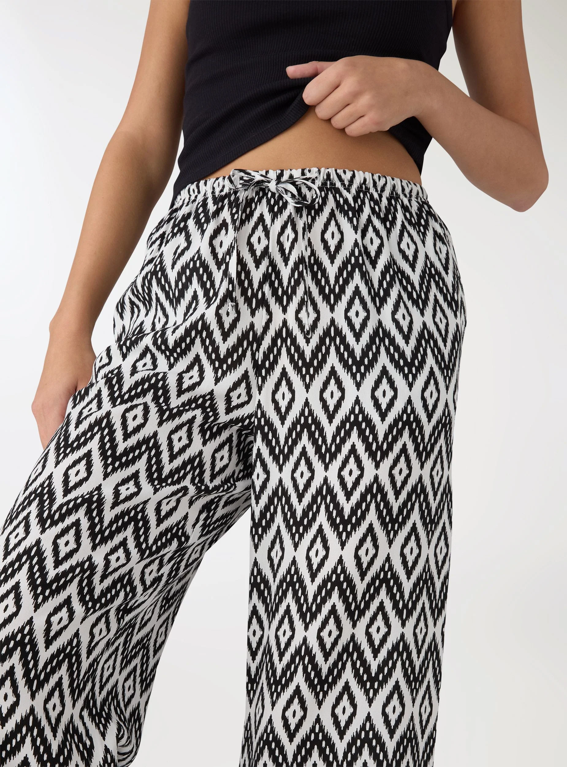 Pantaloni wide leg con coulisse a fantasia etnica - Image 2