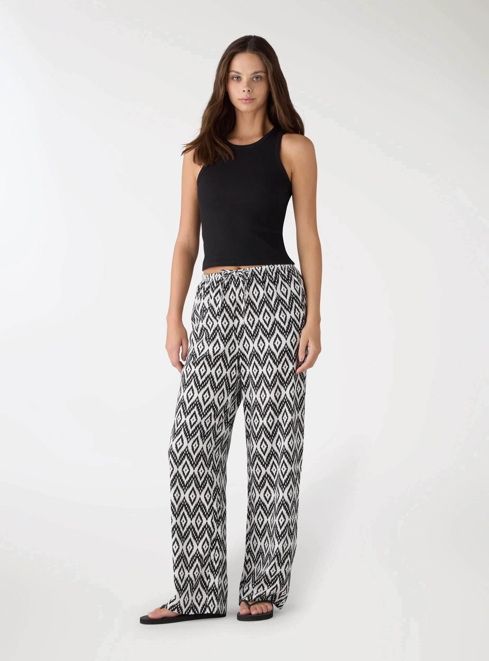 Pantaloni wide leg con coulisse a fantasia etnica - Image 3