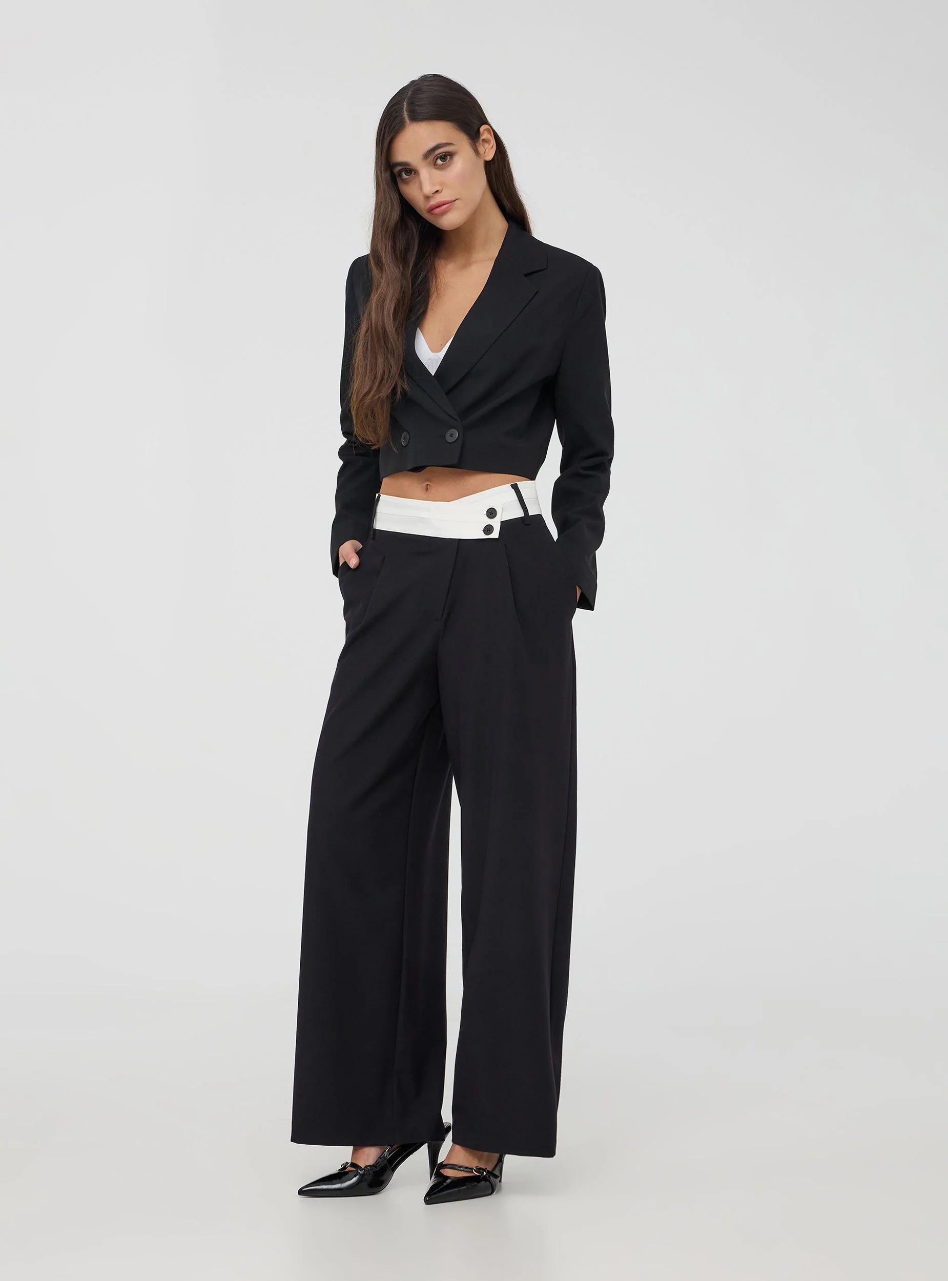 Pantaloni wide leg con fascia a contrasto in vita