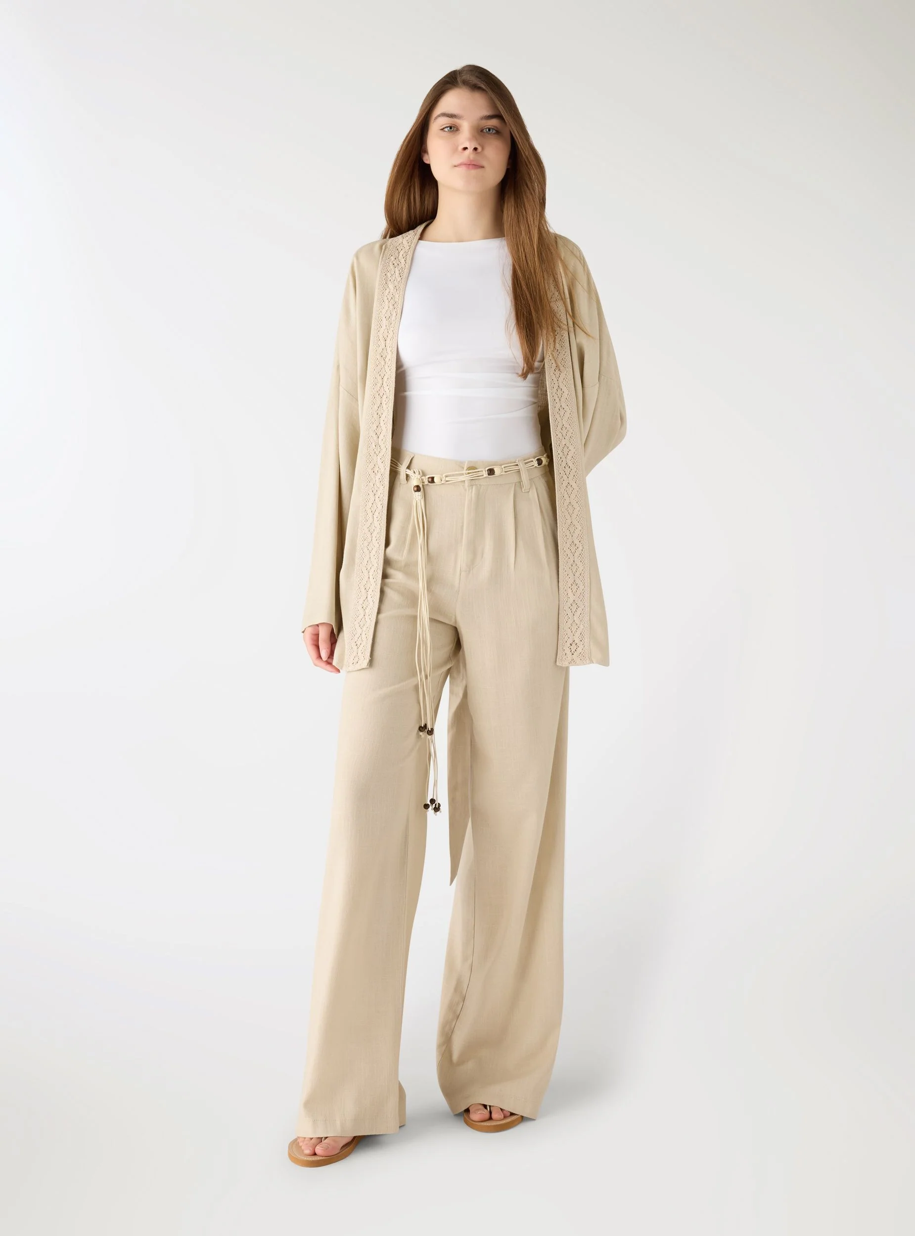 Pantaloni wide leg effetto lino con cintura a perline