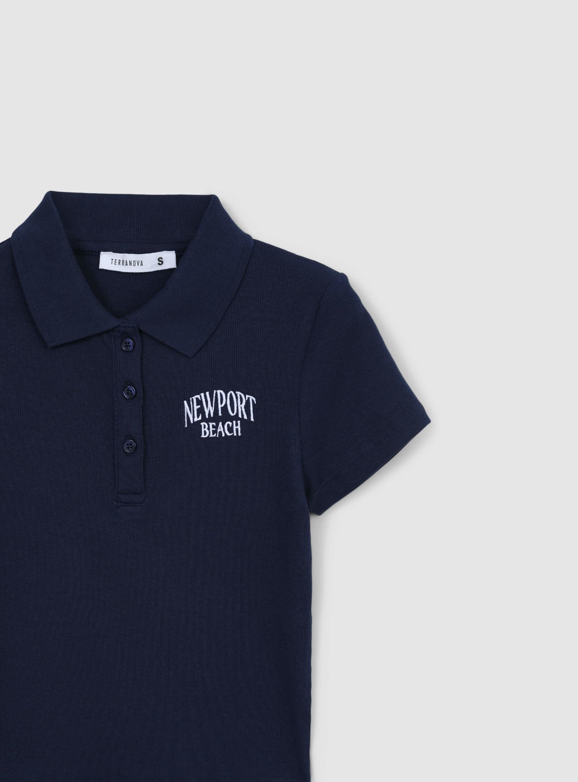 Polo crop con ricamo stile college - Image 7