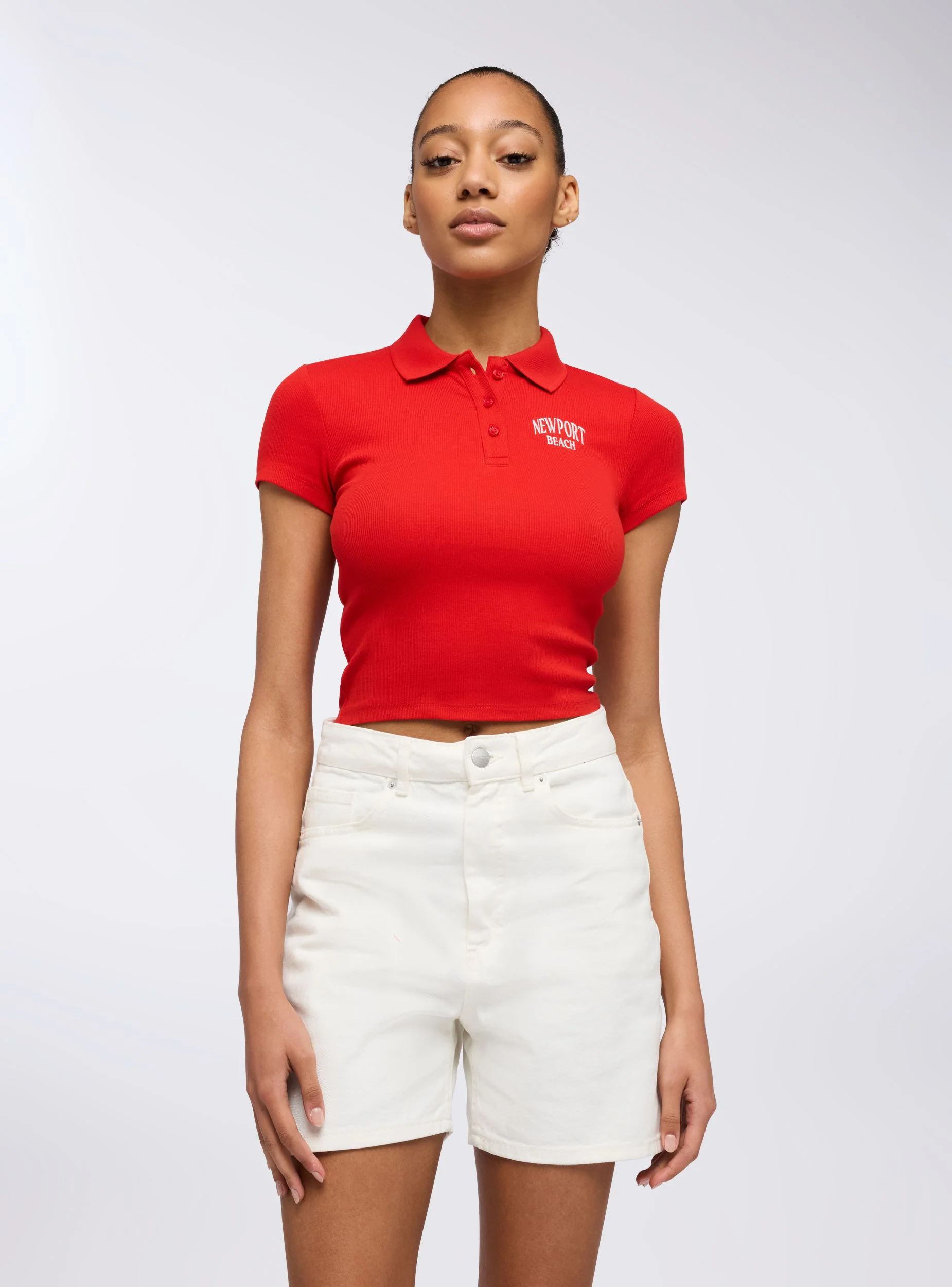 Polo crop con ricamo stile college - Image 2