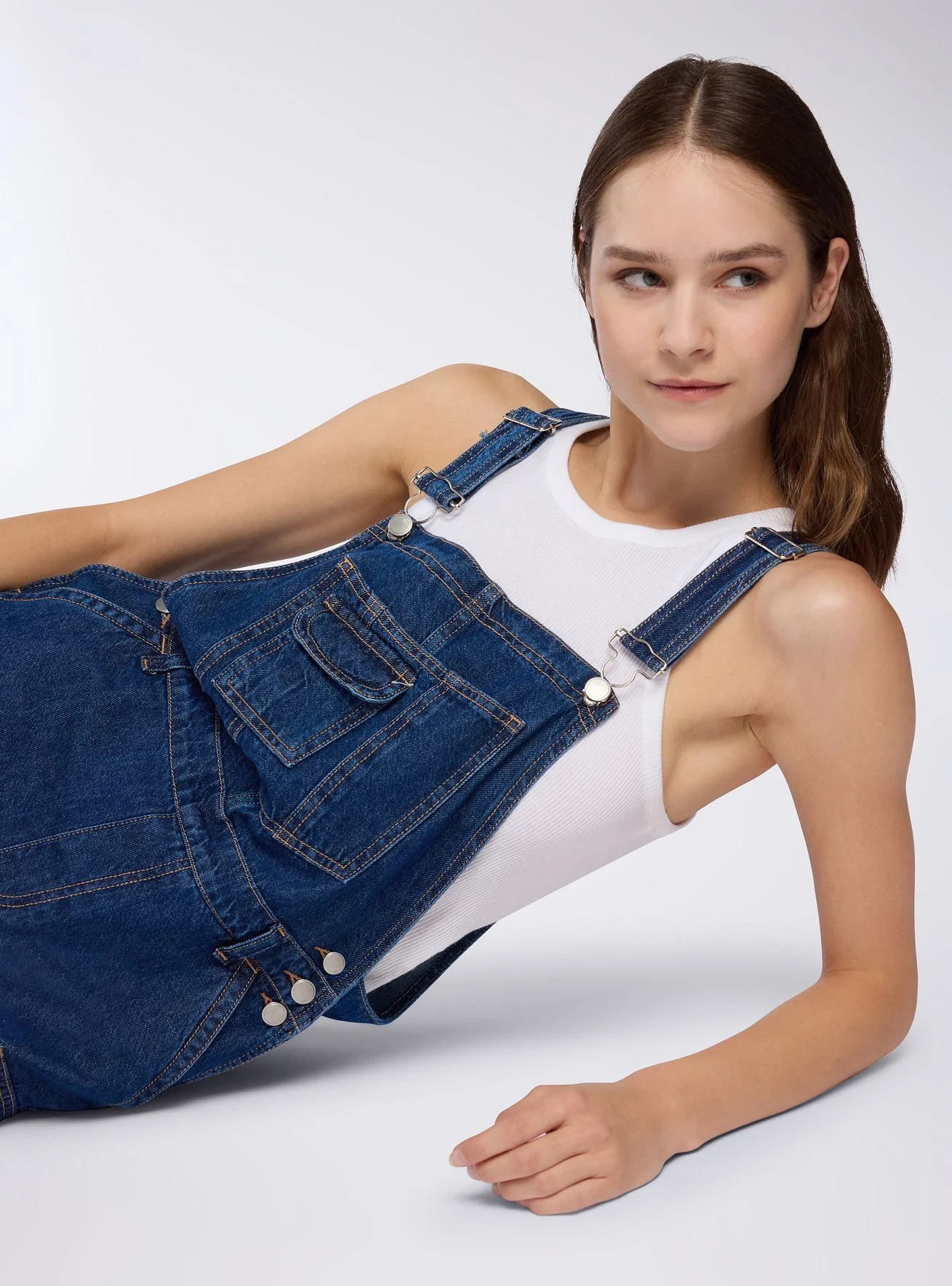 Salopette corta in denim - Image 3