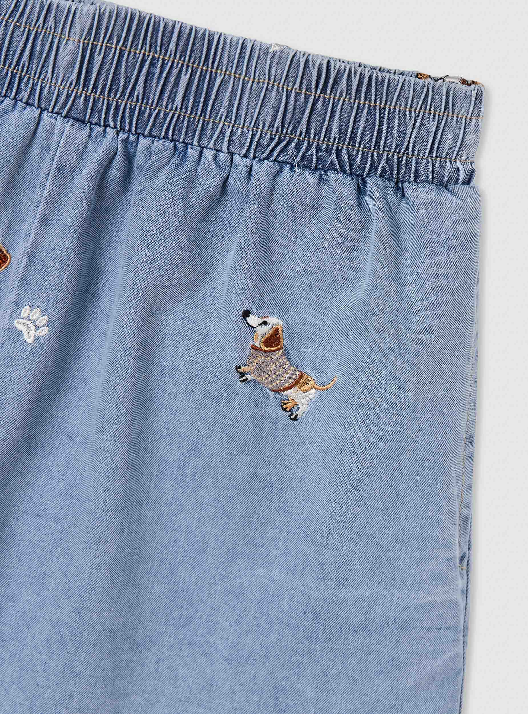 Set pigiama con camicia a maniche corte e shorts con ricami
