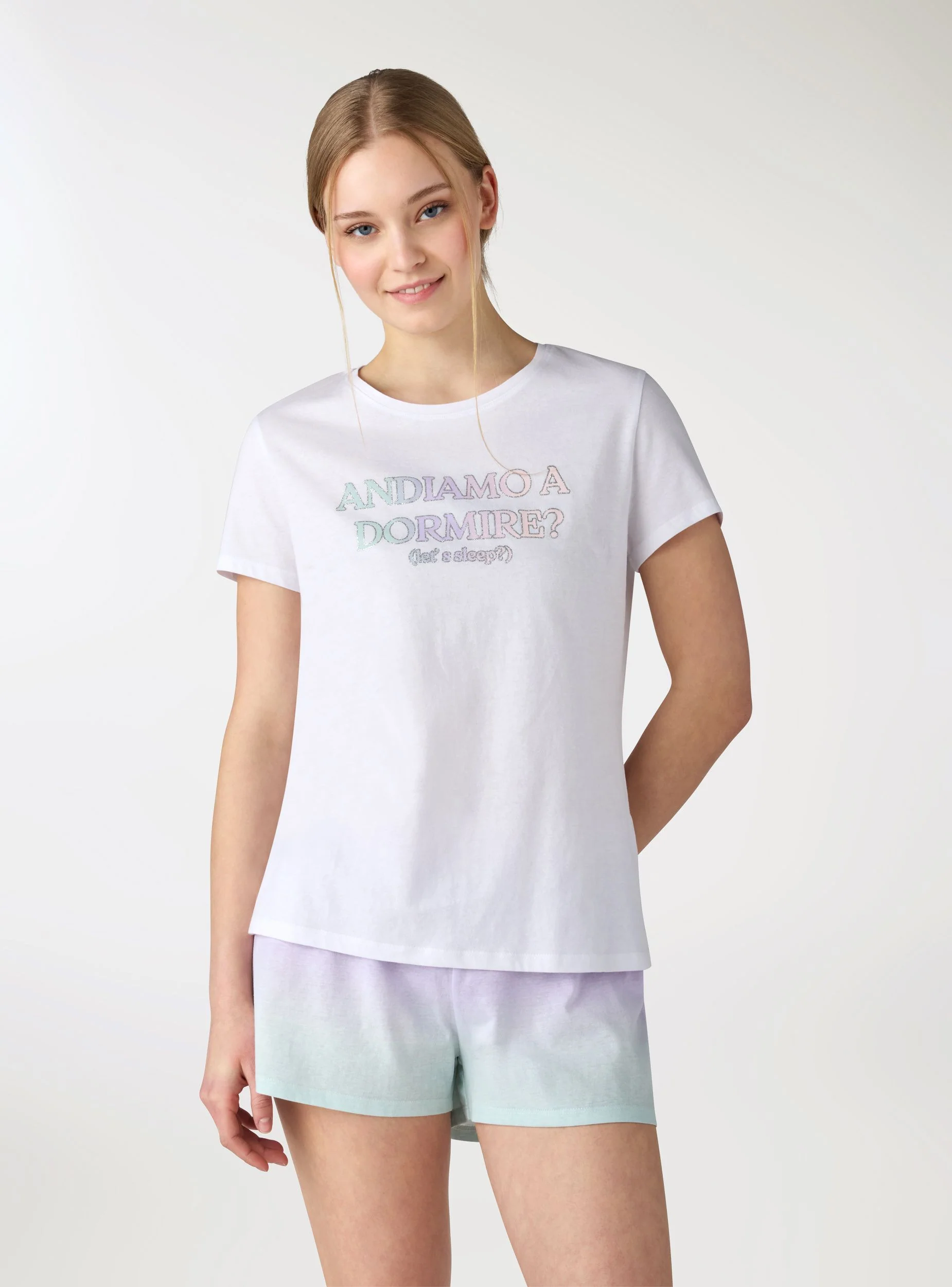 Set pigiama con t-shirt con scritta e pantaloncini fantasia - Image 4