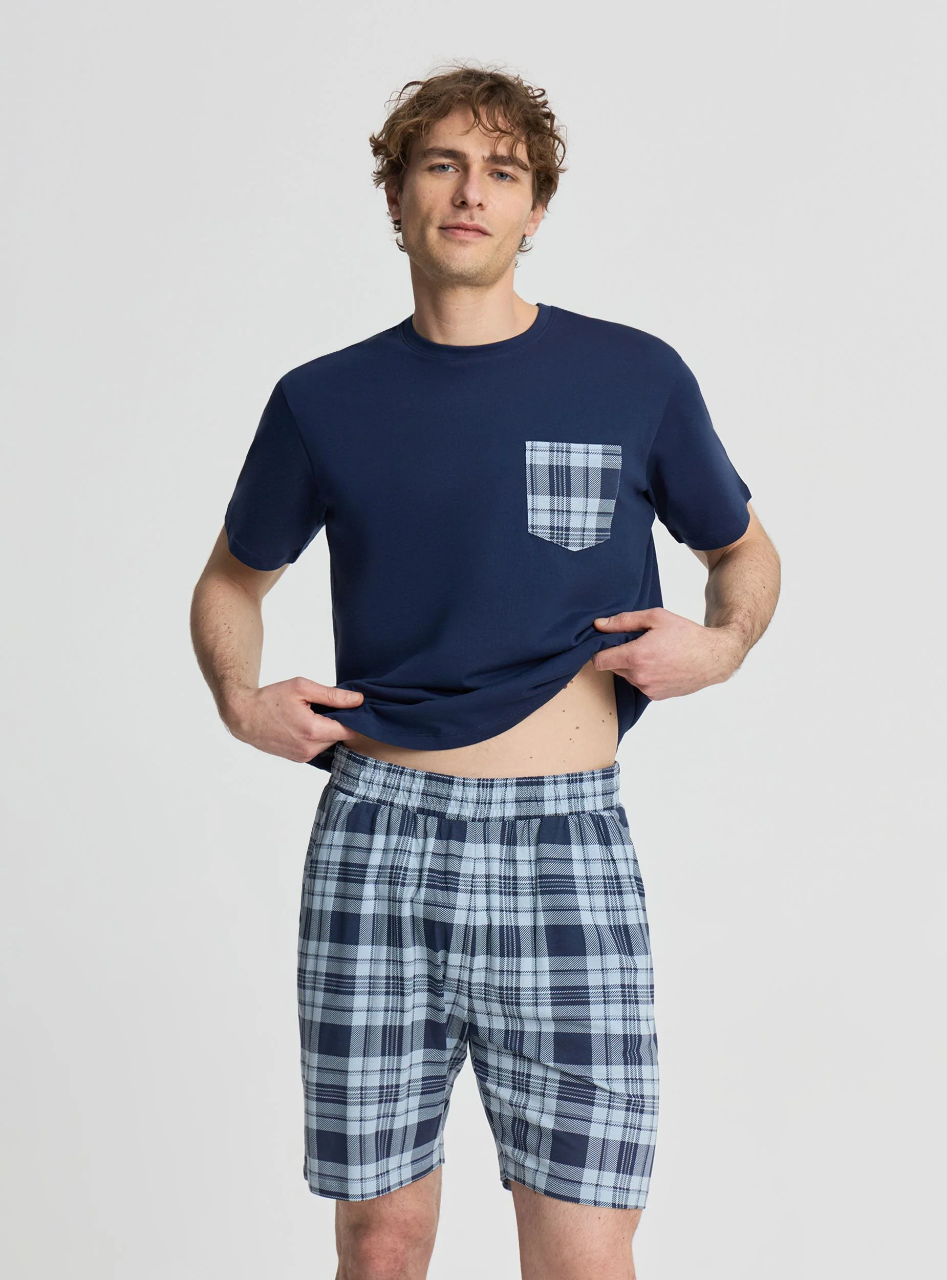Set pigiama con t-shirt e bermuda a quadri - Image 4
