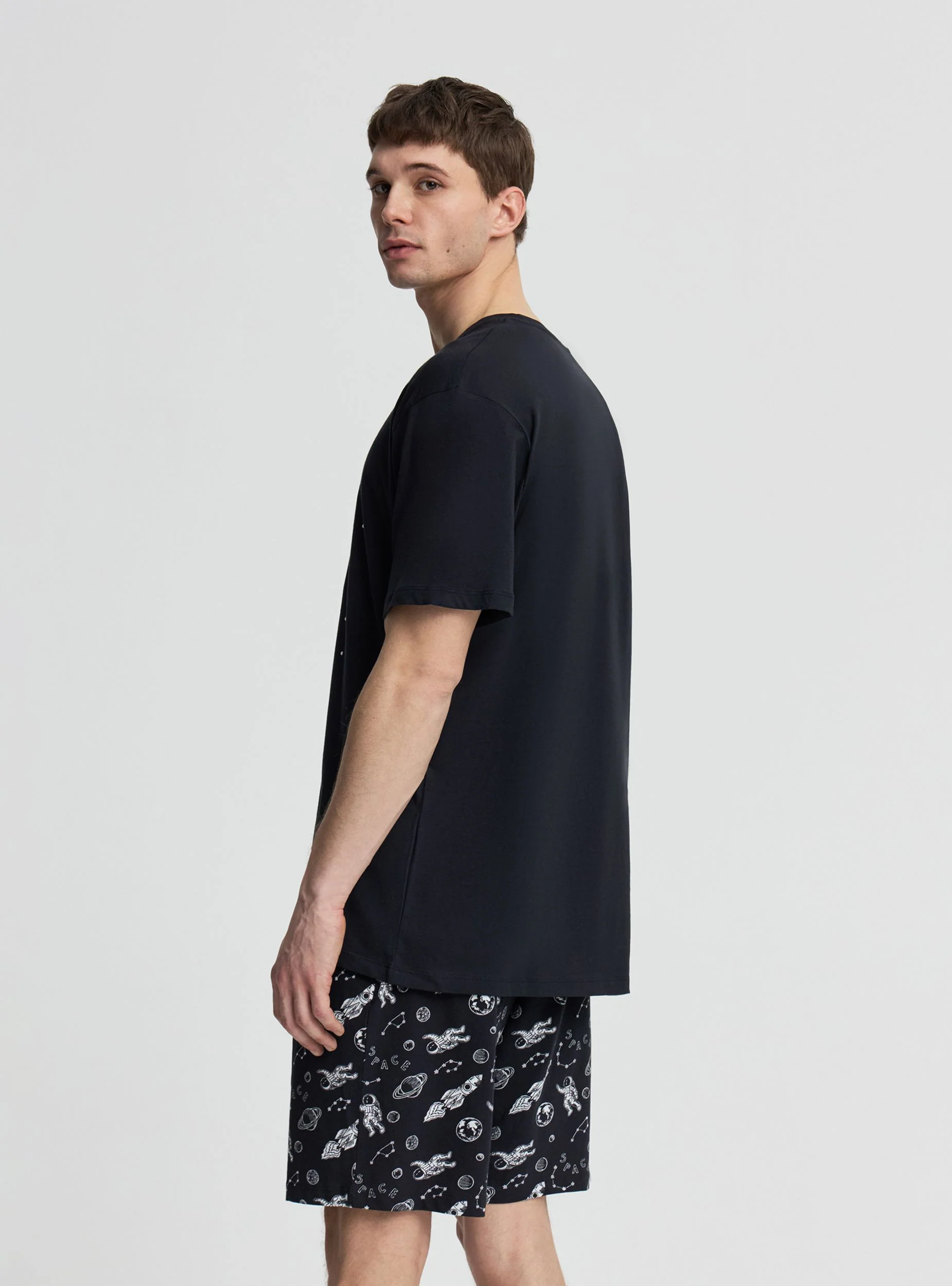 Set pigiama con t-shirt e bermuda stampa spazio - Image 3