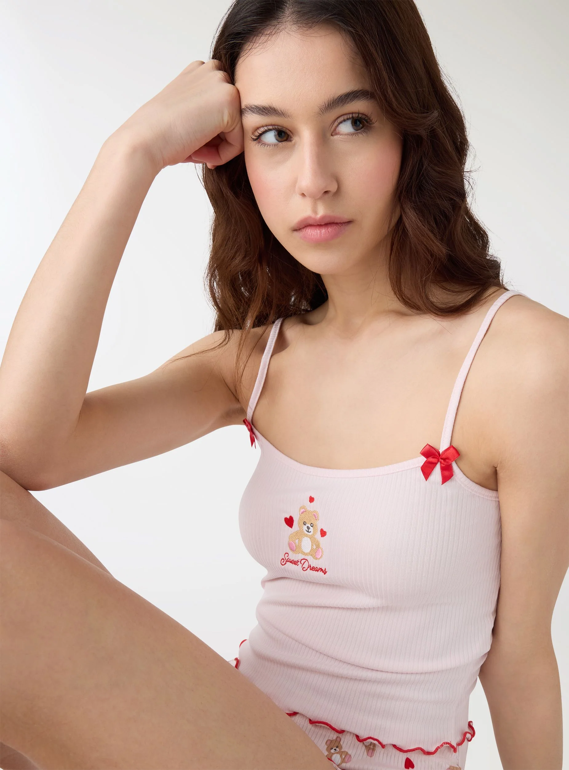 Set pigiama con top crop a bretelle e shorts con fantasia orsi - Image 4