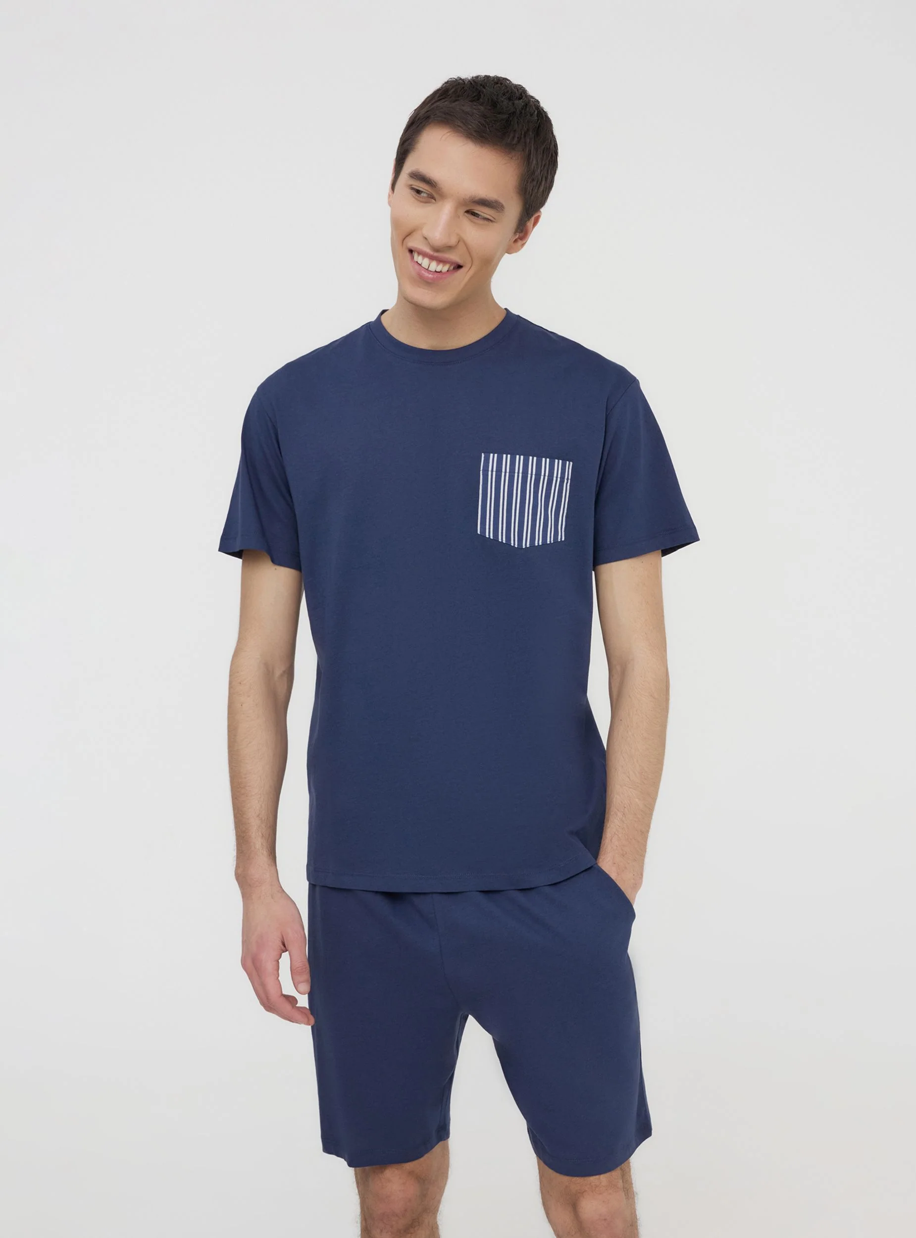 Set pigiama t-shirt con taschino a righe e bermuda - Image 4
