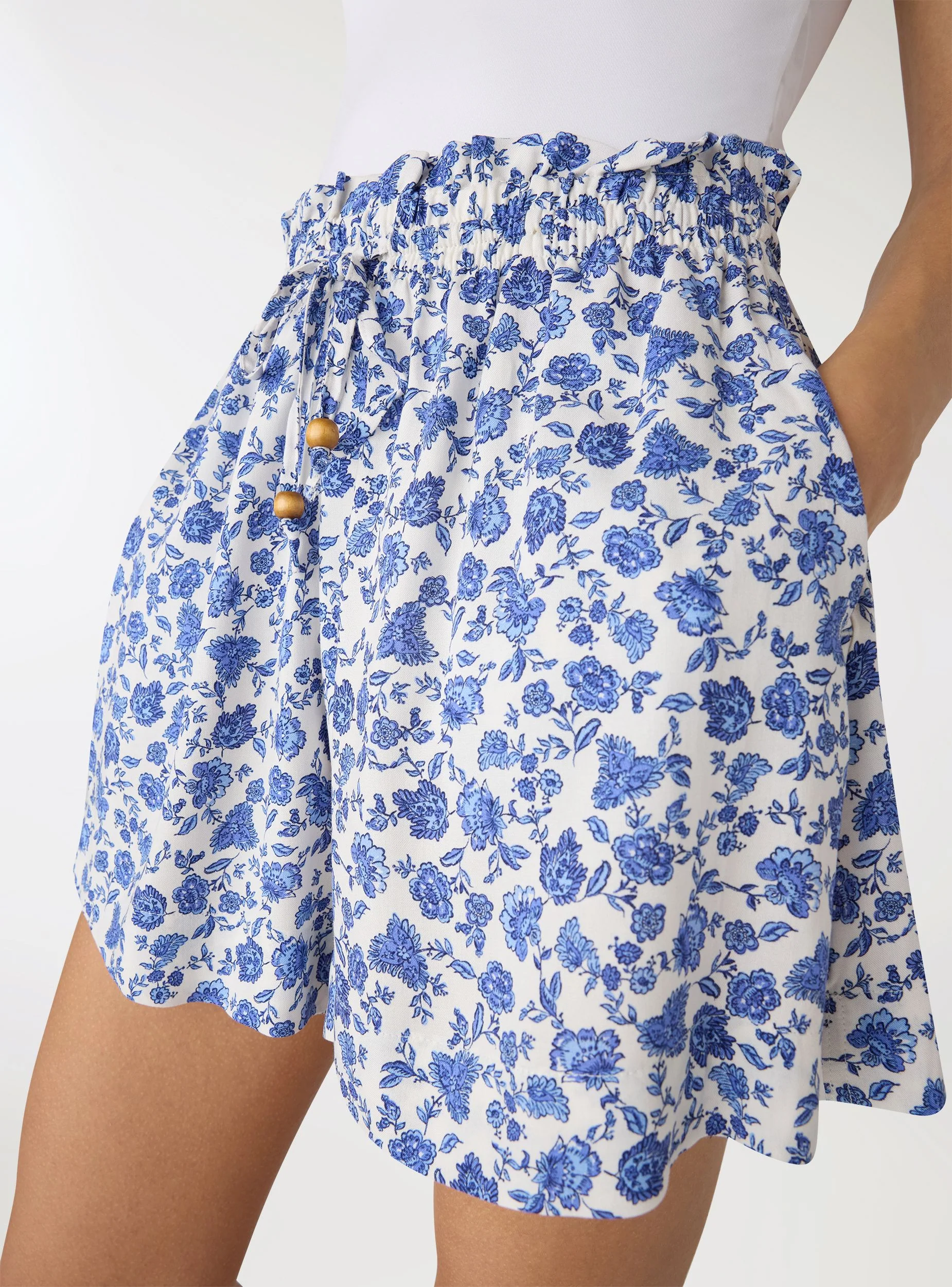 Shorts a fiori con vita arricciata e coulisse - Image 4
