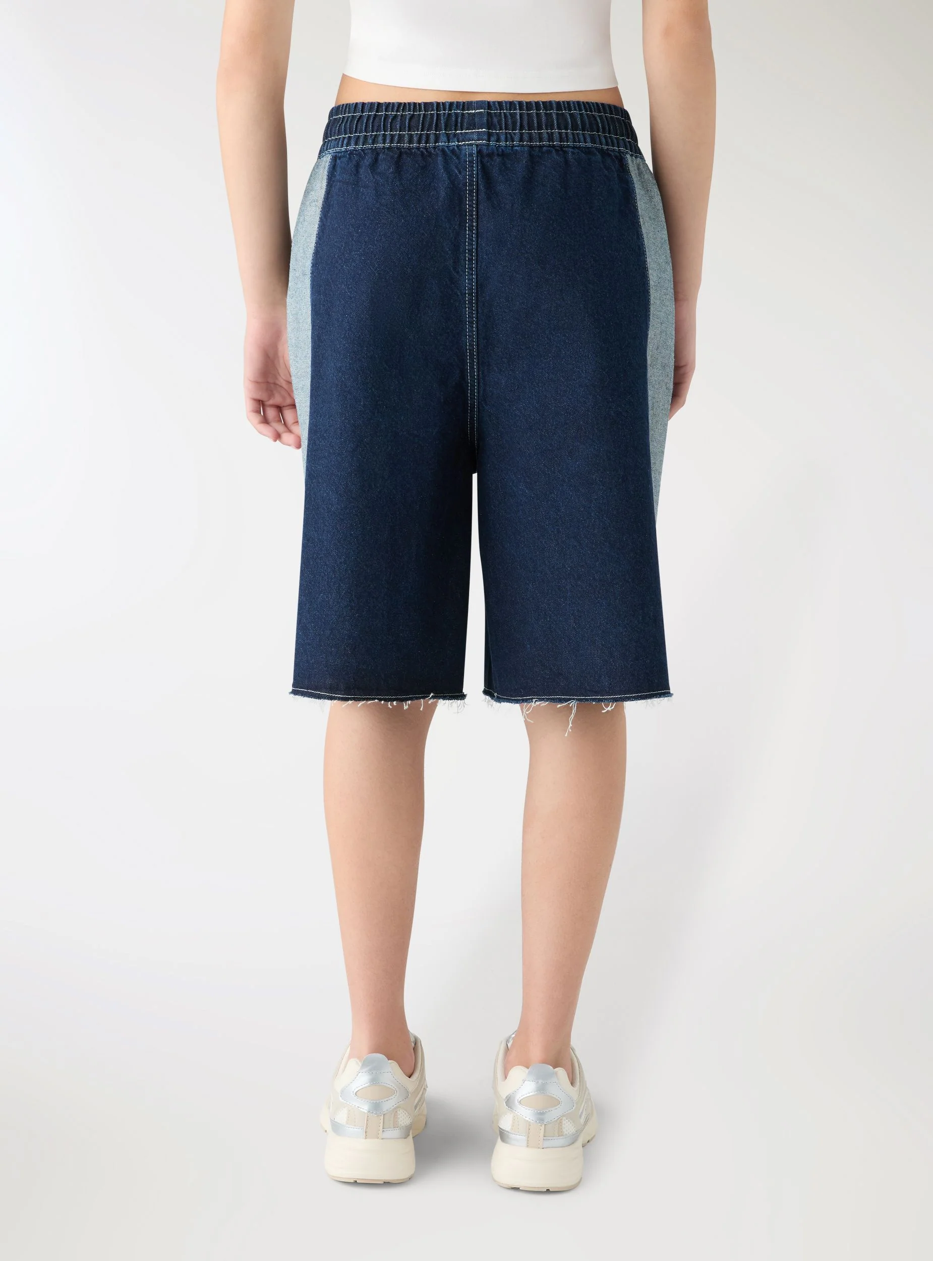 Shorts bermuda in denim con inserti laterali - Image 3