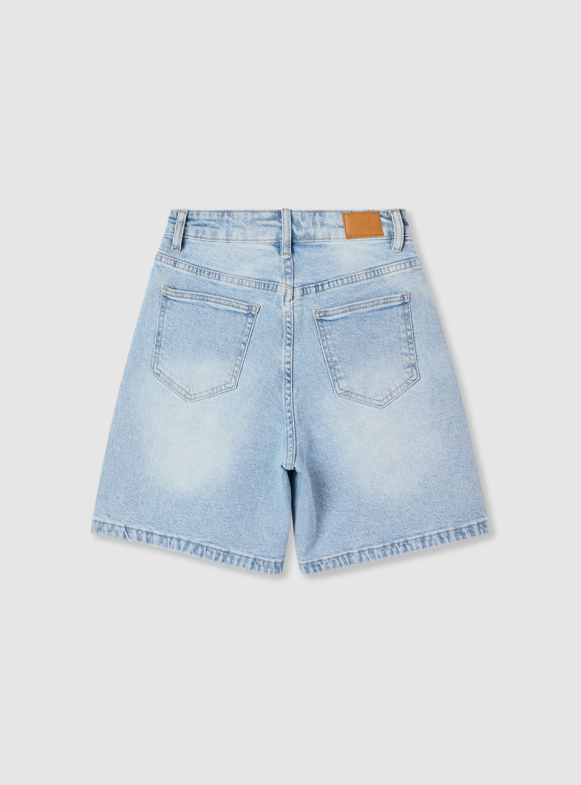 Shorts bermuda in denim con stampa e strappi - Image 2