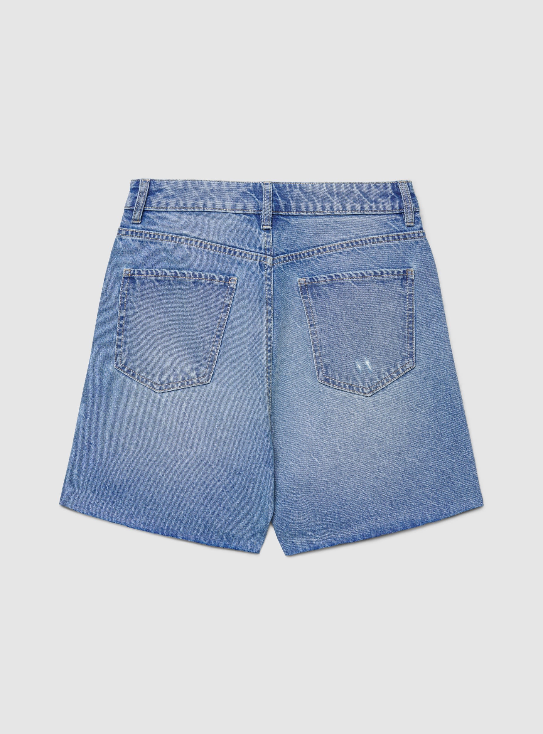 Shorts bermuda in denim con strappi - Image 6