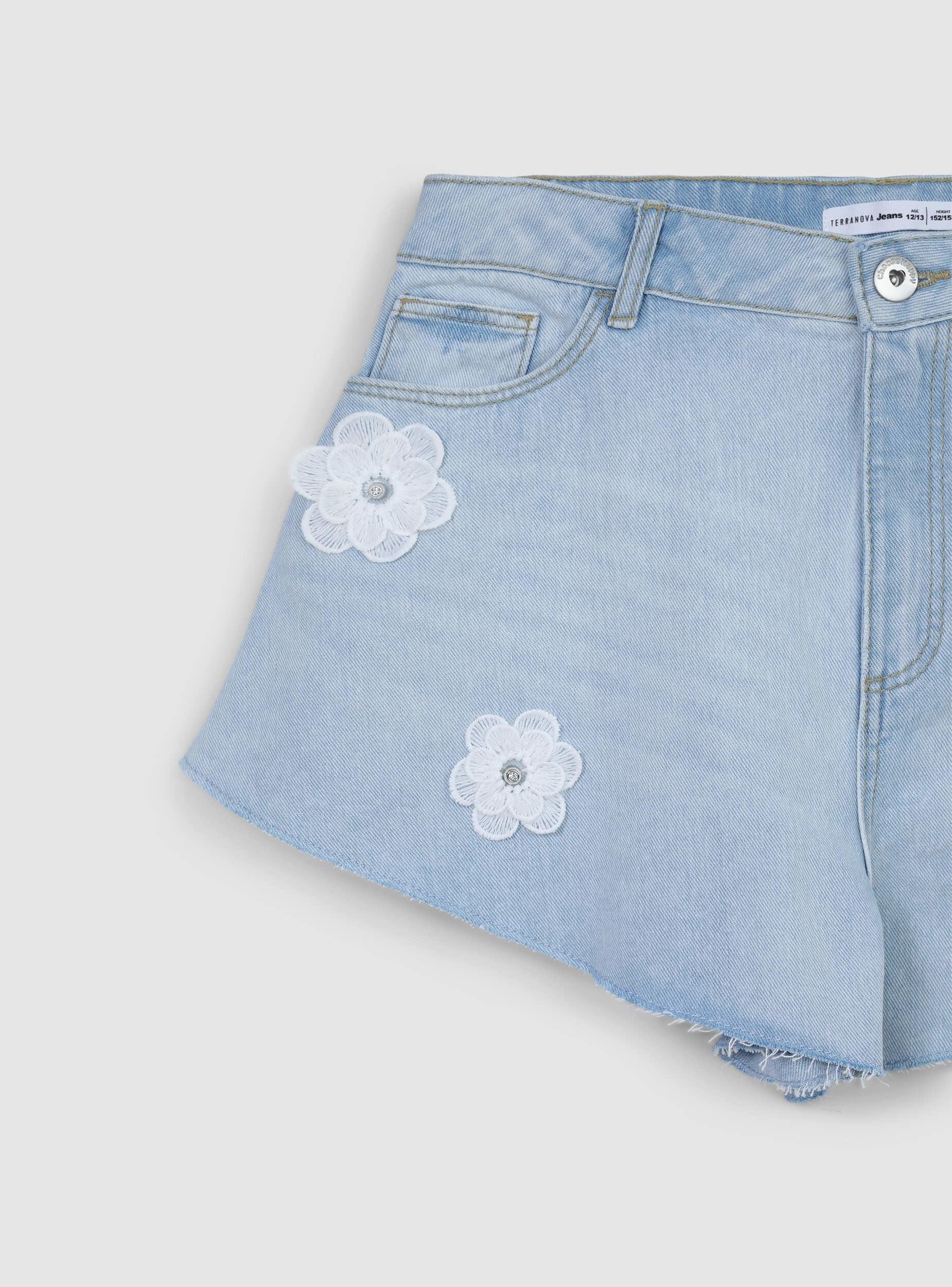 Shorts di jeans con applicazioni fiori - Image 6