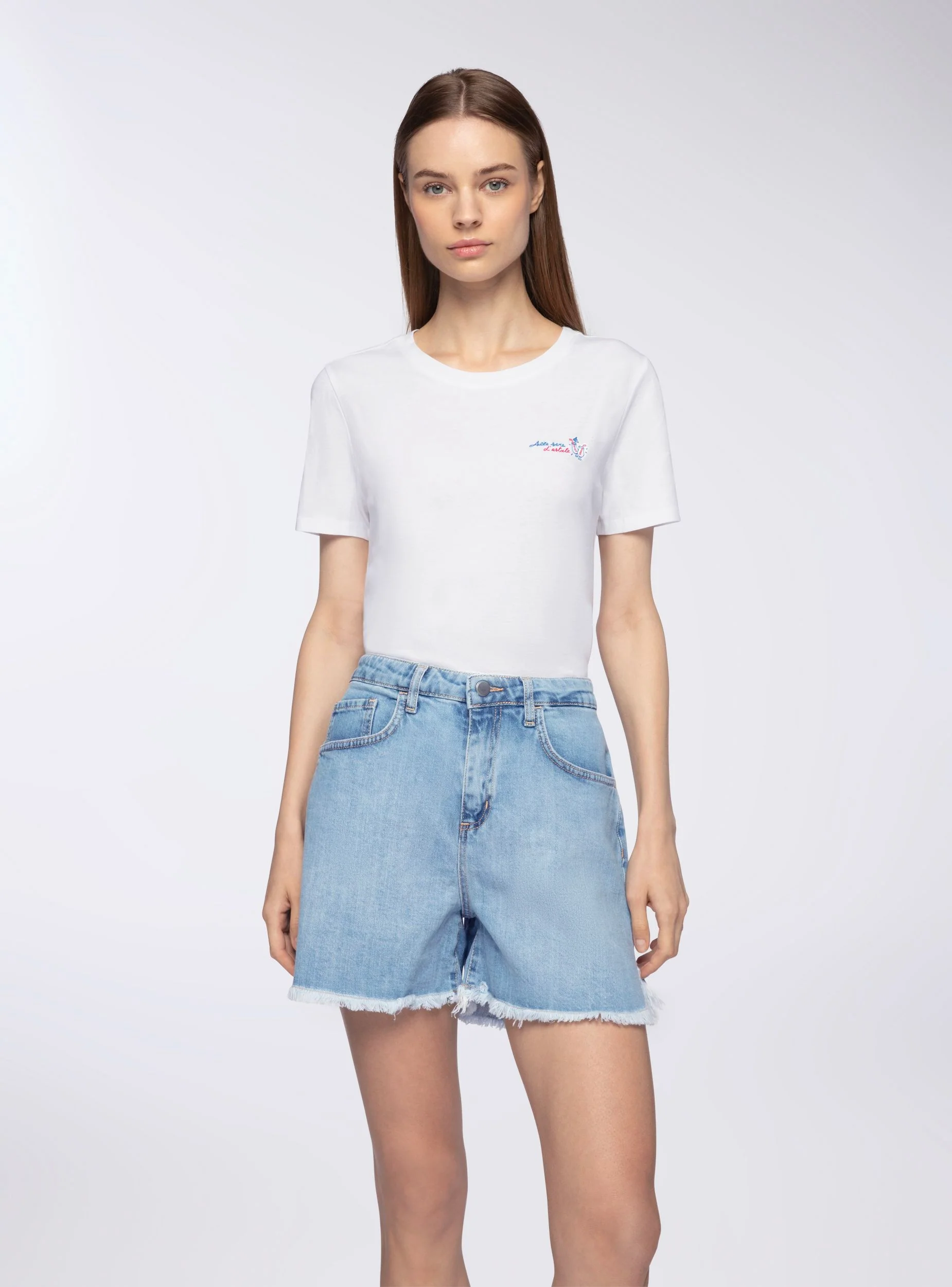 Shorts jeans sfrangiati con spacchetto
